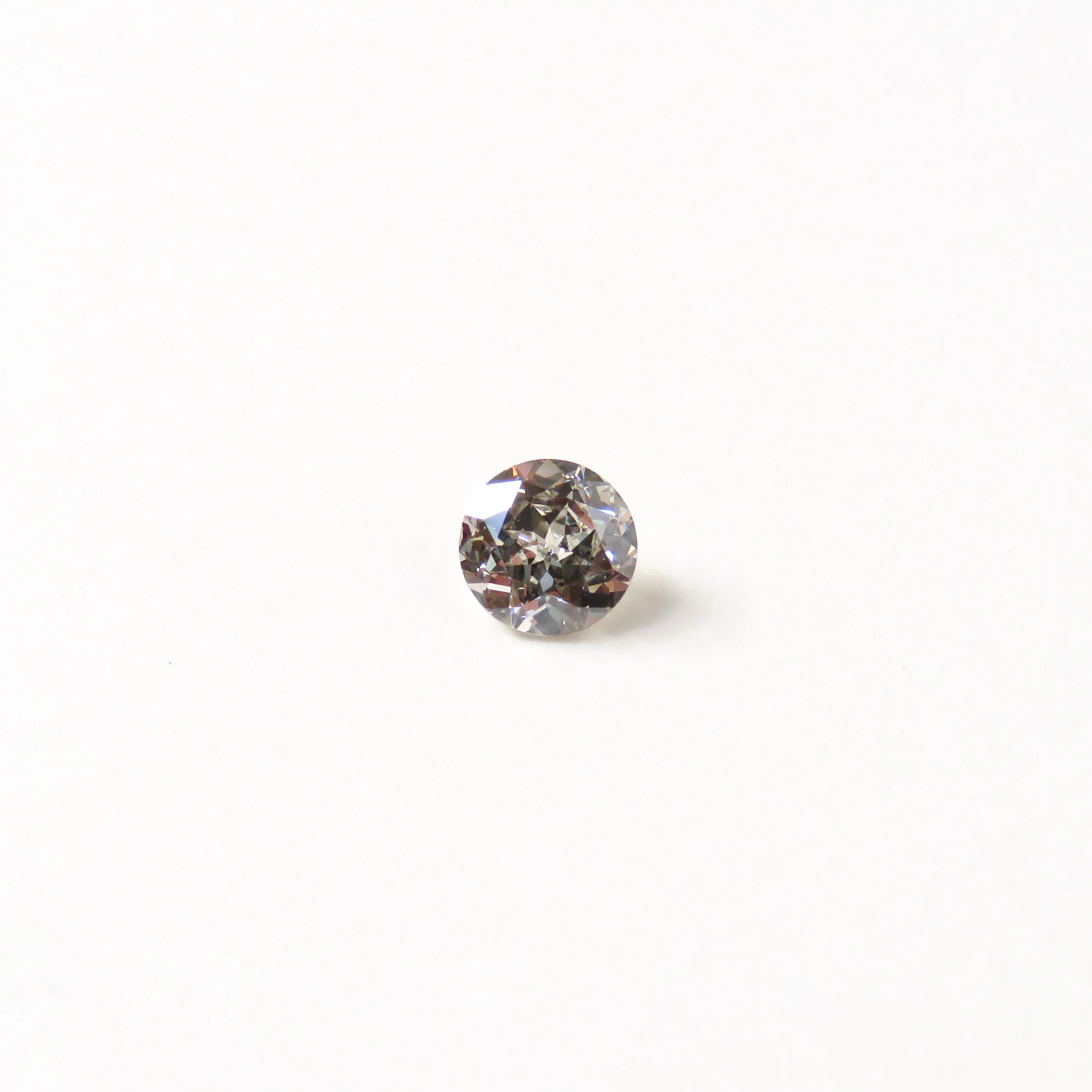 light grey round brilliant cut diamond