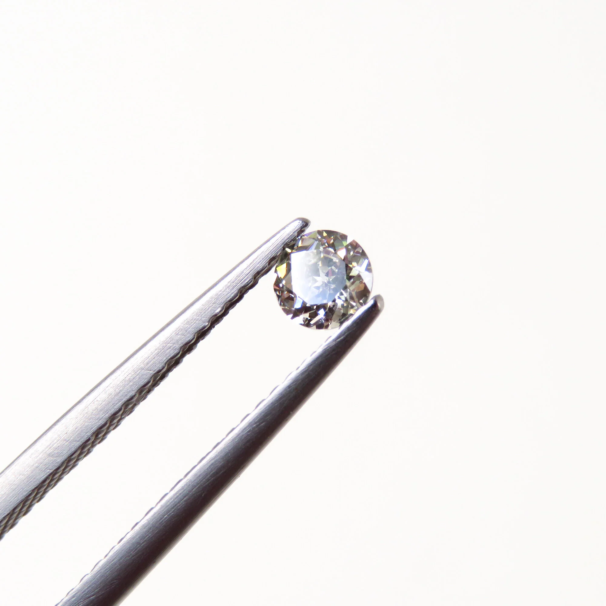 light grey loose round brilliant cut diamond