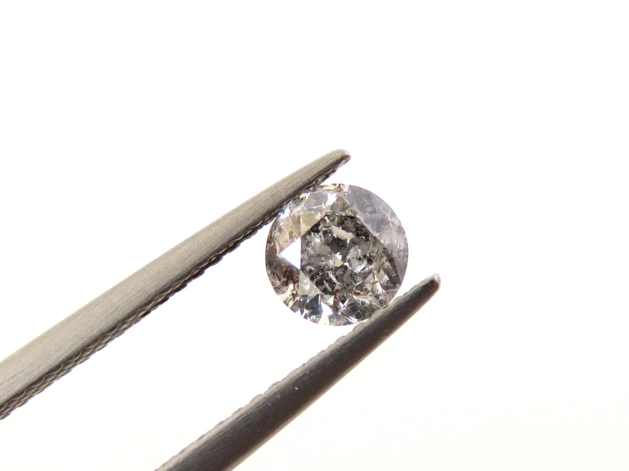 A round brilliant cut salt and pepper diamond