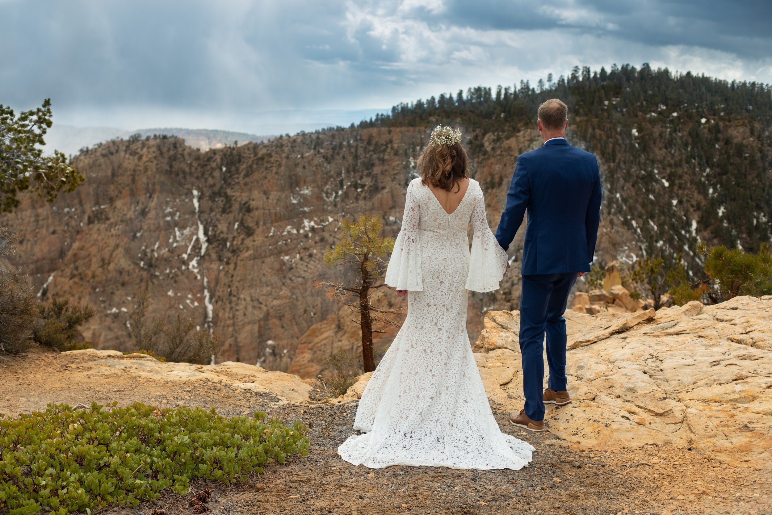 The newlyweds overlooking the monumnet