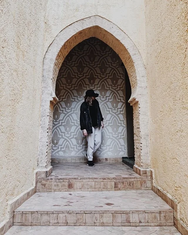 Trying to act natural #whatdoidowithmyhands #ohlook #moroccobackdrop