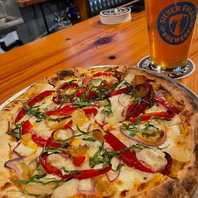 Roasted Red Pepper &amp; Chicken Pizza + 2B Pale Ale from @silver_falls_brewery make for a good Monday! 🍕🍺 Double tap if you agree!