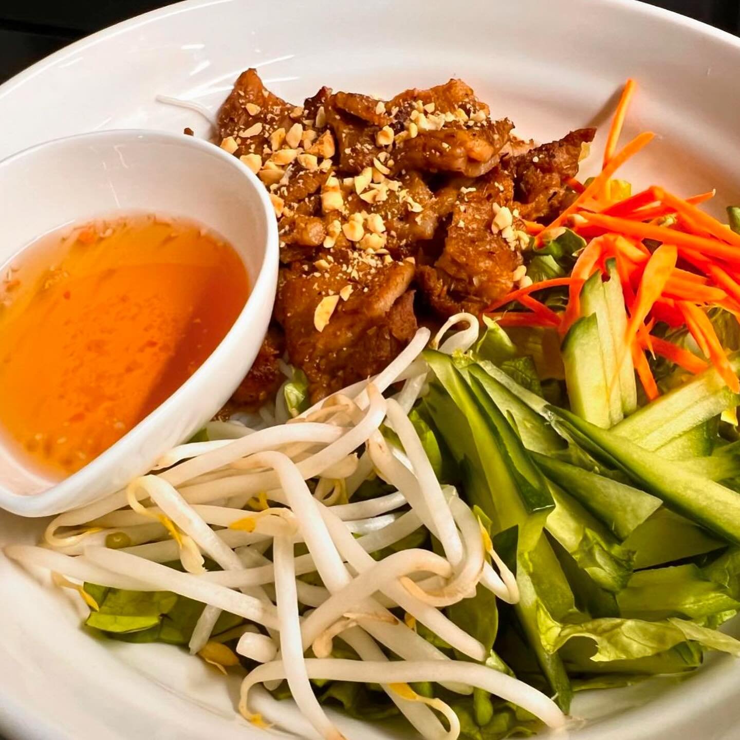 The flavorful world of authentic Vietnamese cuisine has arrived as Pho King joins Fifth Street Public Market! 🍜 
Double tap if you can&rsquo;t wait to taste!
Welcome @phokingeug 👏🏽🍲