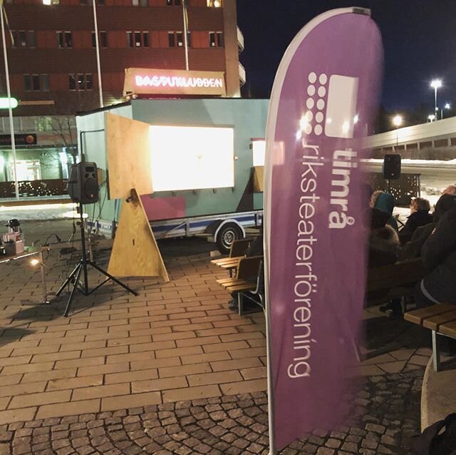 Ikv&auml;ll h&aring;ller vi hus p&aring; Timr&aring;s torg. Arrangerat av Timr&aring; riksteaterf&ouml;rening och under nattsvart himmel. Vintrig utomhusteater n&auml;r den &auml;r som b&auml;st!