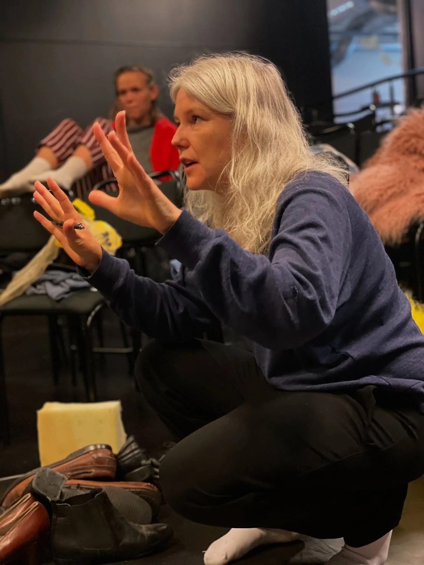 Kostymprovning! Tuftningar av Tin &Aring;ling, Kostymdesign av Magdalena Nordin, Skr&auml;dderi av Rebecka Nygren🎭🧶🪡 

Premi&auml;r 10/10👀 

#&ouml;gonblicksteatern #ensamheten #ume&aring;