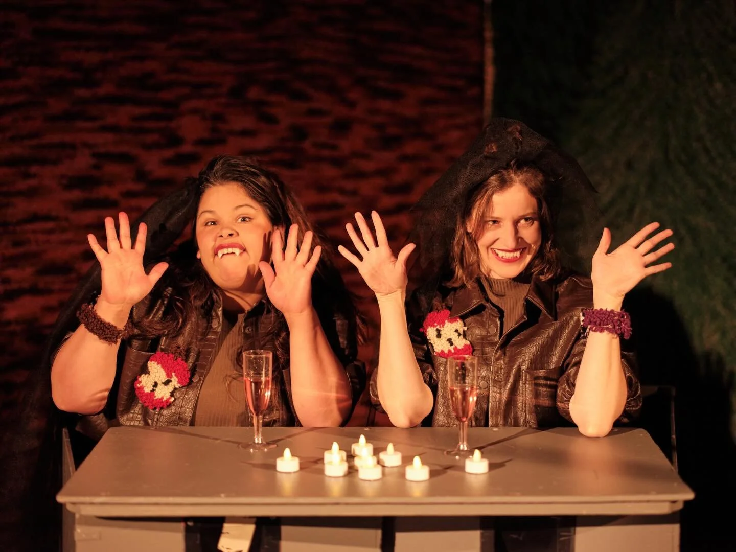 ANGELICA OCH VIBECE MEDDELAR:
✨🔮Vintervilan &auml;r &ouml;ver!!!🔮✨

25 &amp; 27 mars reser vi &aring;terigen med M/S Ensamheten!!Avg&aring;ng fr&aring;n &Ouml;gonblicksteatern s&aring;klart🥰

Xoxo
Angelica och Vibece🍎

PS. Om biljetter f&aring;r 