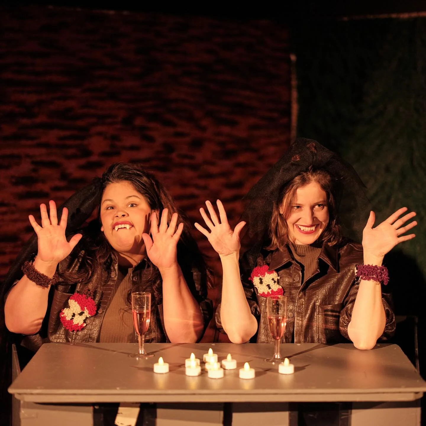 ✨PREMI&Auml;RVECKA✨

I fredags fotades pressbilder och nu p&aring; fredag spelas f&ouml;rsta f&ouml;rest&auml;llningen av Ensamheten tur och retur! 

L&auml;nk i profilen f&ouml;r biljettk&ouml;p. Vi ser fram emot att se er!🍎

Foto: Richard Kavall

