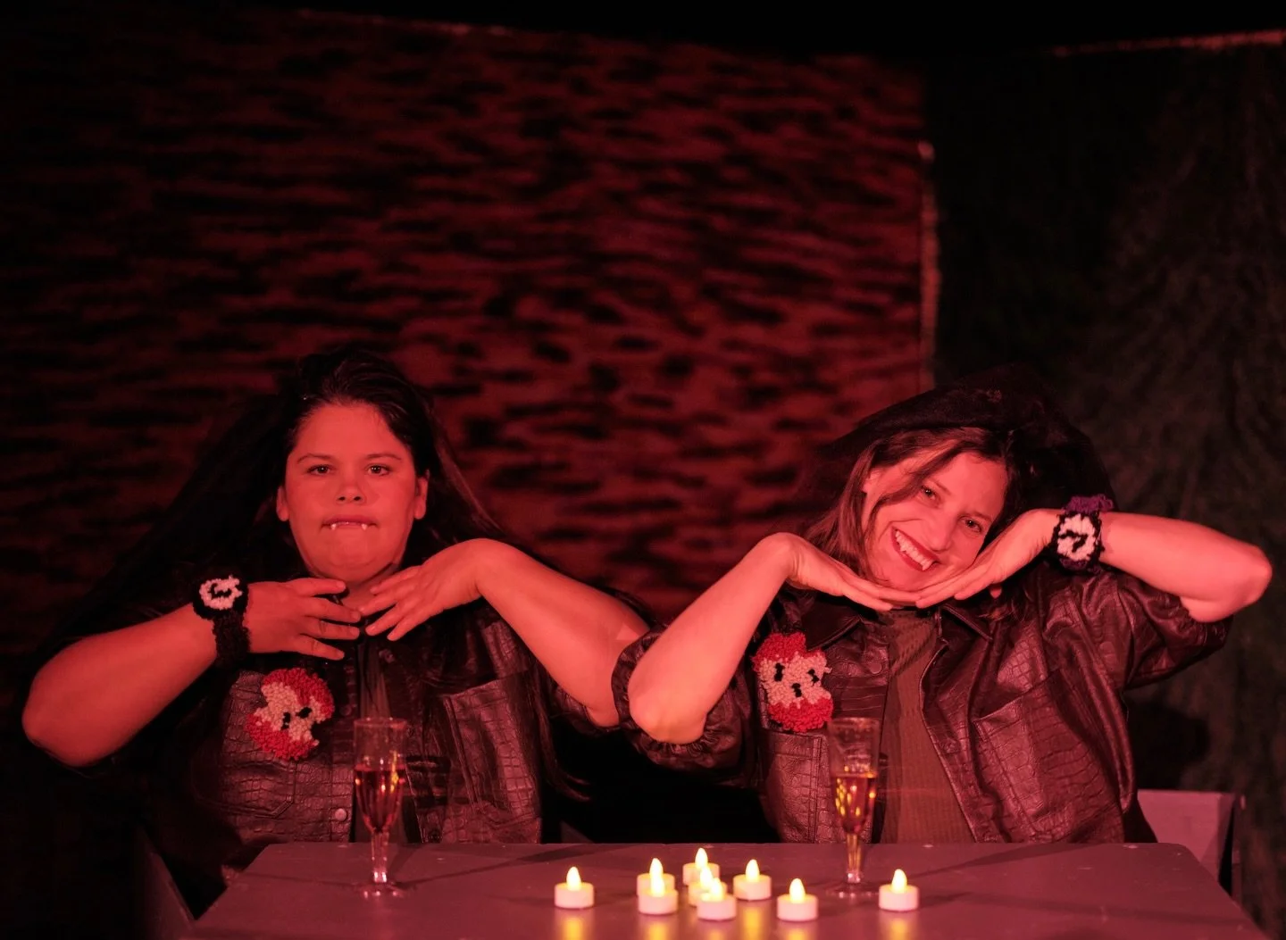 VIBECE OCH ANGELICA MEDDELAR:
✨🔮2 veckor-isch kvar till avg&aring;ng!🔮✨

Ass&aring; eftersom vi bor p&aring; b&aring;ten vet vi ju egentligen inte n&auml;r den avg&aring;r men isen ska tydligen sl&auml;ppa till den 25 &amp; 27 mars💁&zwj;♀️

Biljet