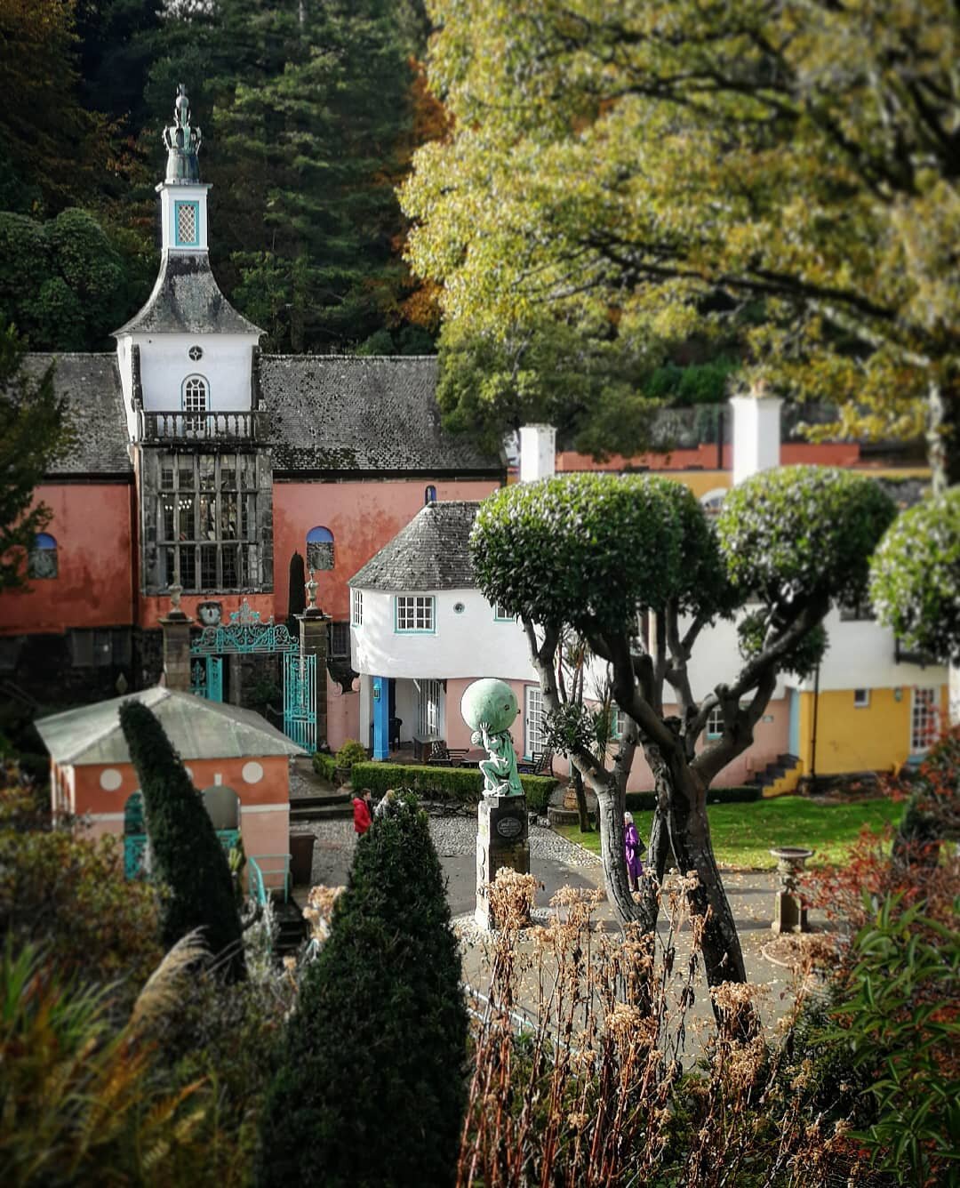 #portmerion #autumn #architectnotinbath #cloughwilliamsellis #idea #vision #cymru #wales #landscapedesign #landscapedgarden #magicalgarden