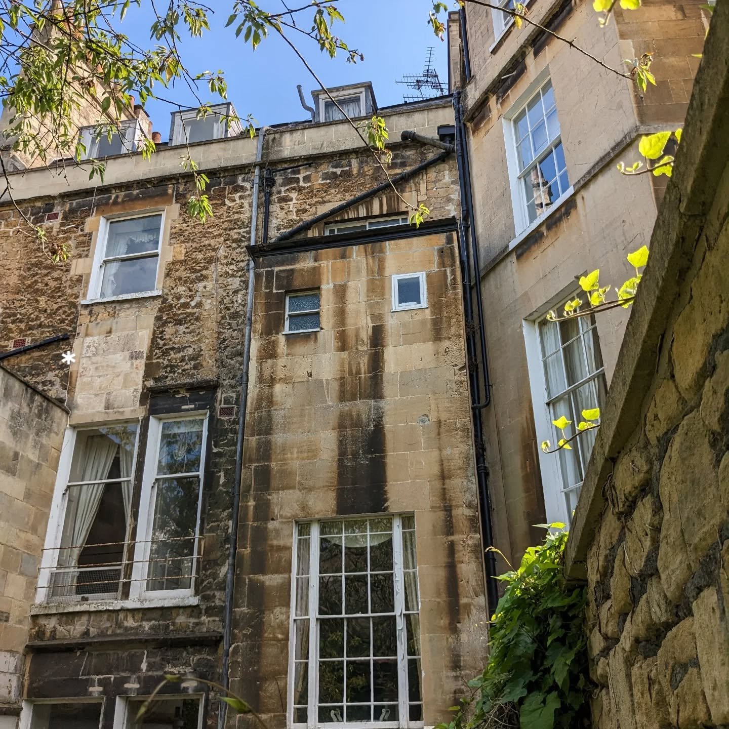 Behind no17 the circus. A blocked in window (*) at first floor likely attributed to #thomasgainsborough #gainsborough #gainsboroughstudio . Allows for a high directional light popular in scenes and portraits #art #artandarchitecture #details #archite