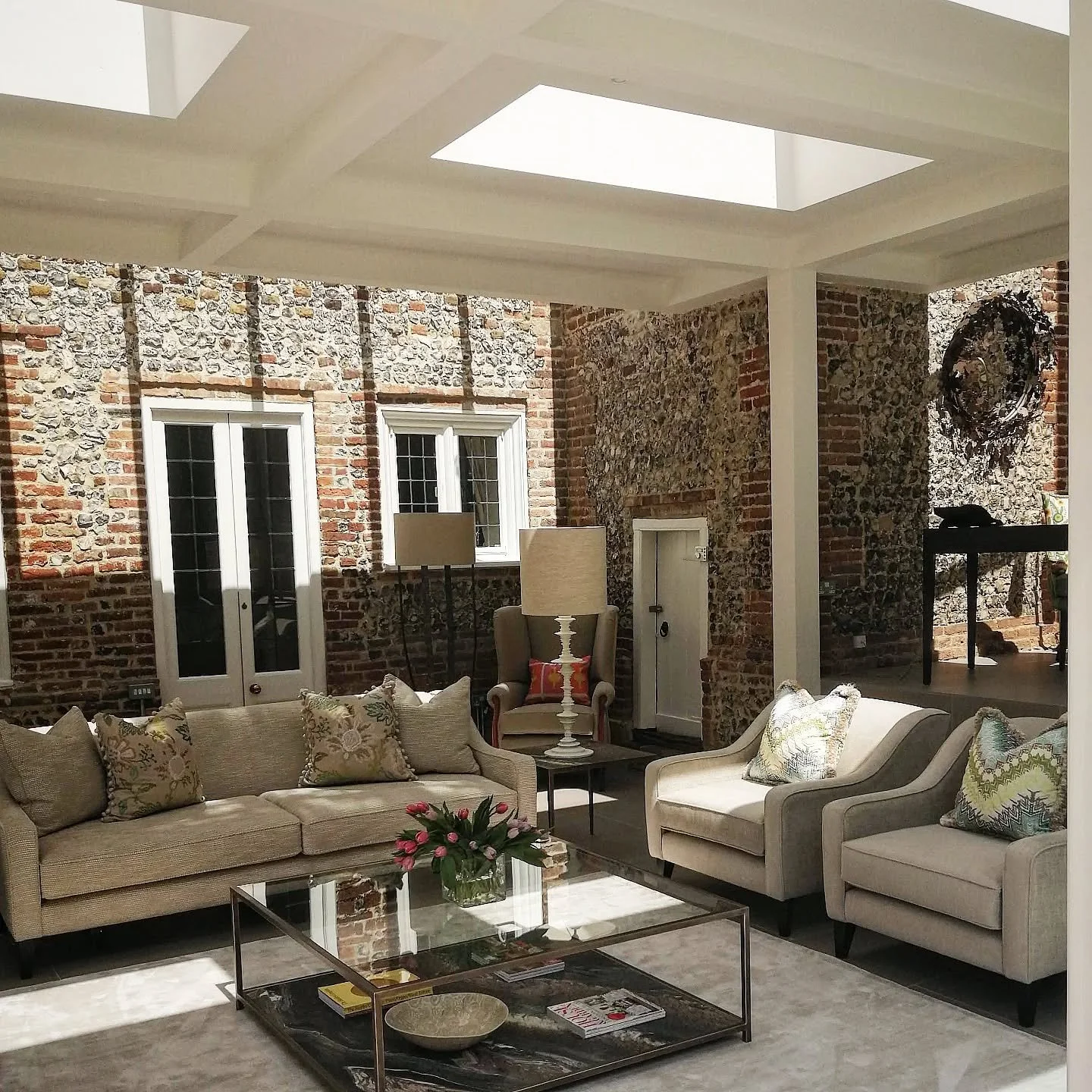 Modern interior #oldandnew #britishhomeawardsrunnerup #garden #pavilion #contemporary #oldandnew #architecture #architectinthecotswolds #architectinwiltshire #architectinbath #minimal