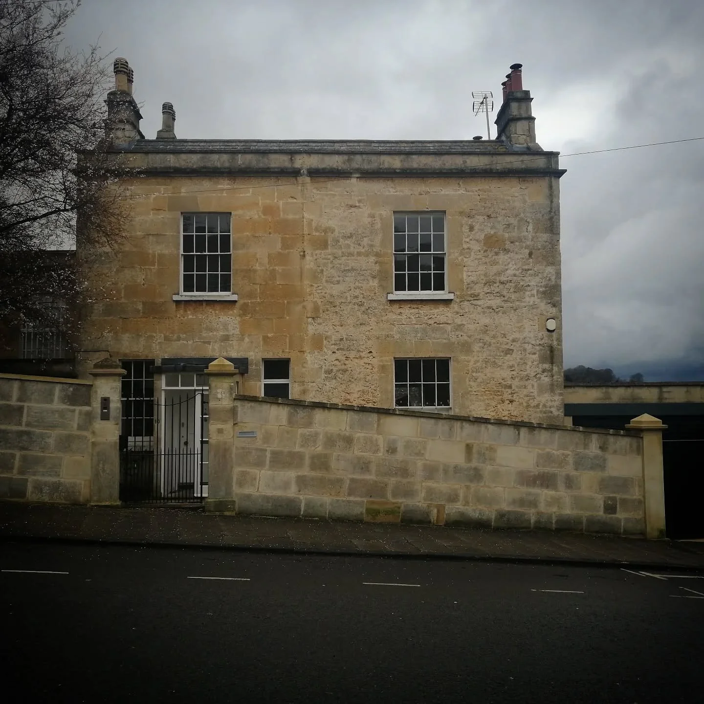 Villa property and rebuilt wall and gates #restoration #heritagearchitect #theconservationarchitect #architectinbath #thebatharchitect #planning #listedbuildings #listedbuildingarchitect #villa #architect #architecture #bathuk