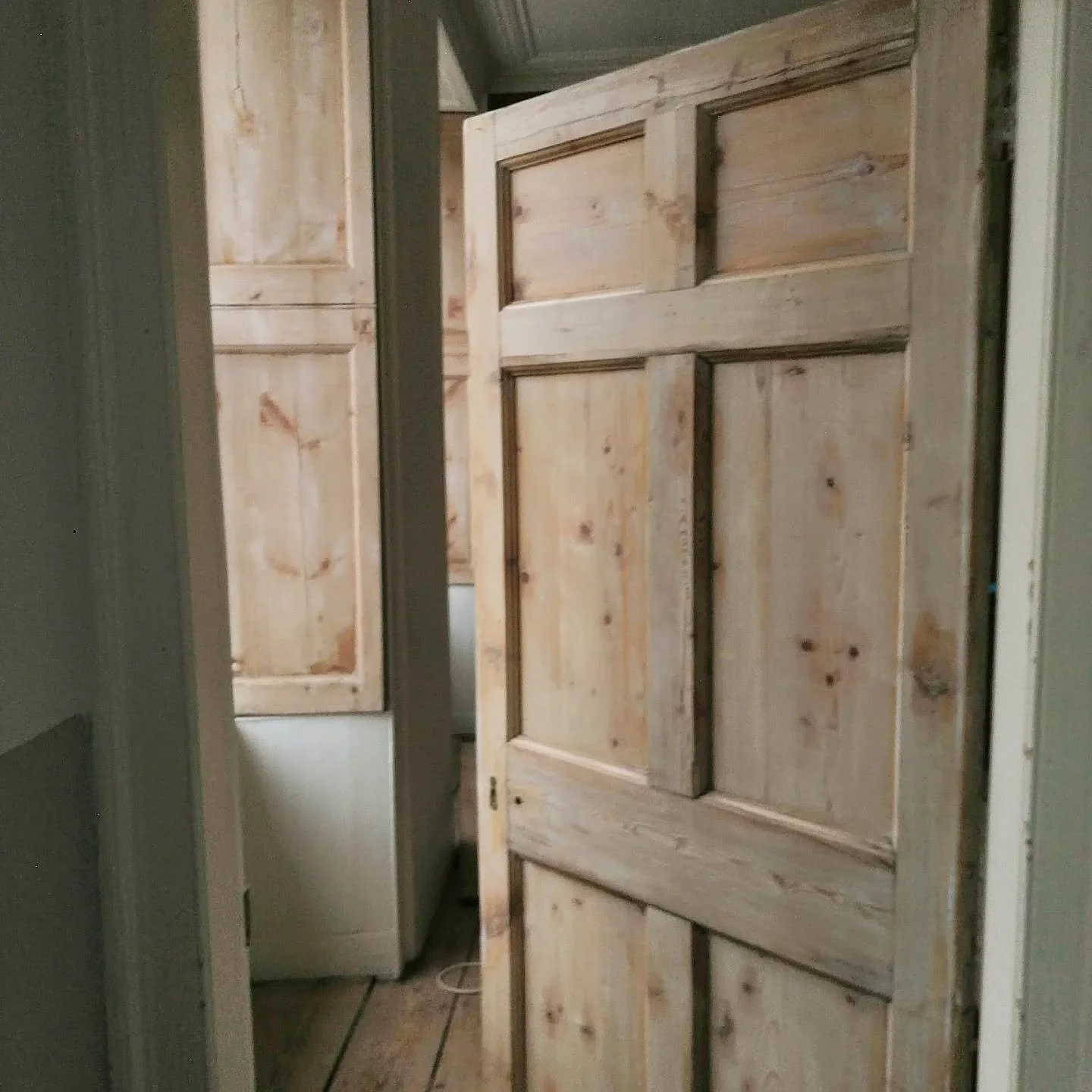 Lovely stripped back panel door and shutters. Honest expression of material and form. #interiordesign #simpledesign #materials #architectinthecotswolds #architectinbath #historichomes #historicinteriors #thebatharchitect #architectinbath #yourlocalar