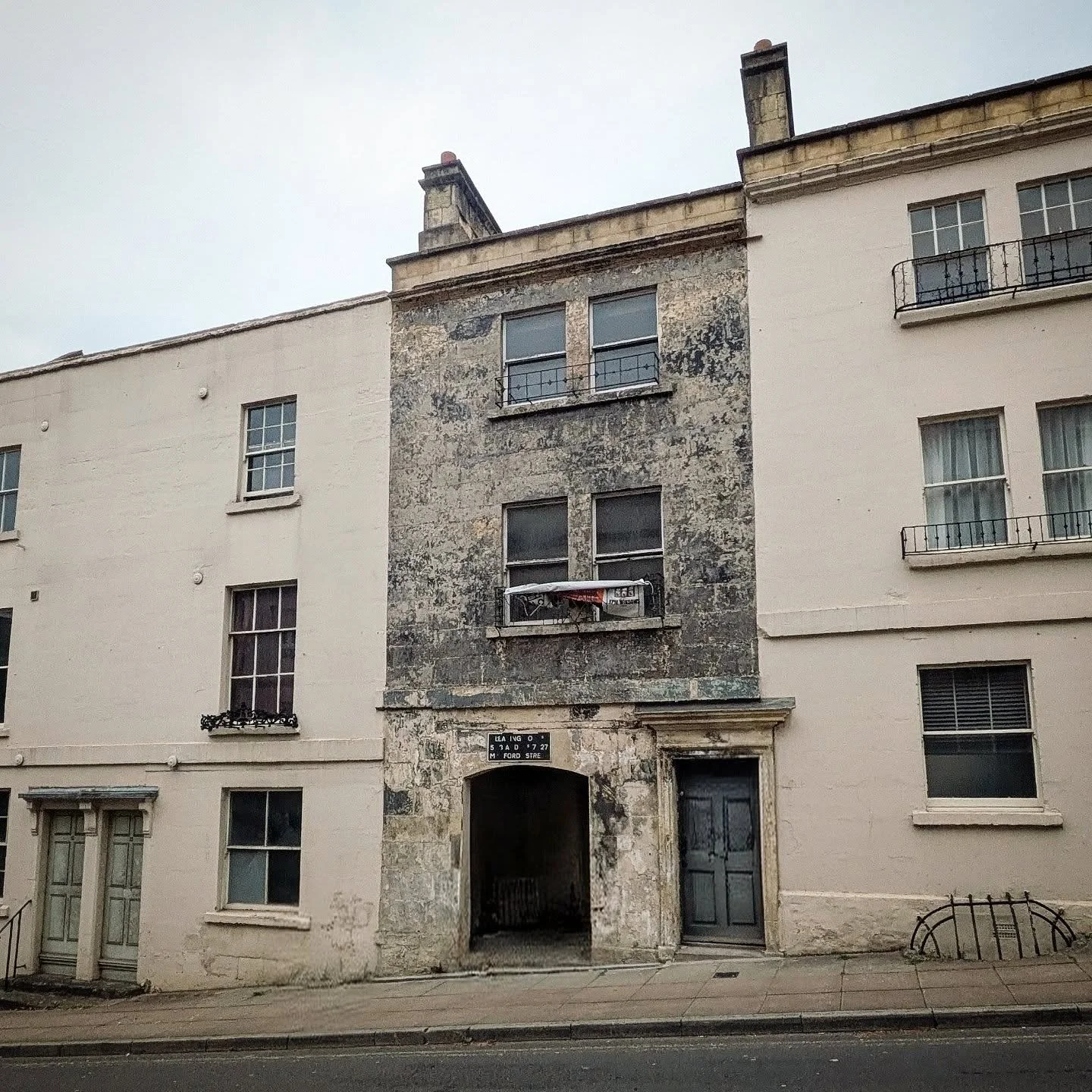 Interesting texture on a bath town house #bathuk #townhouse #architectinbath #thebatharchitect #cotswoldarchitect #yourlocalexpert #heritage #yourlocalarchitect #patina #commute