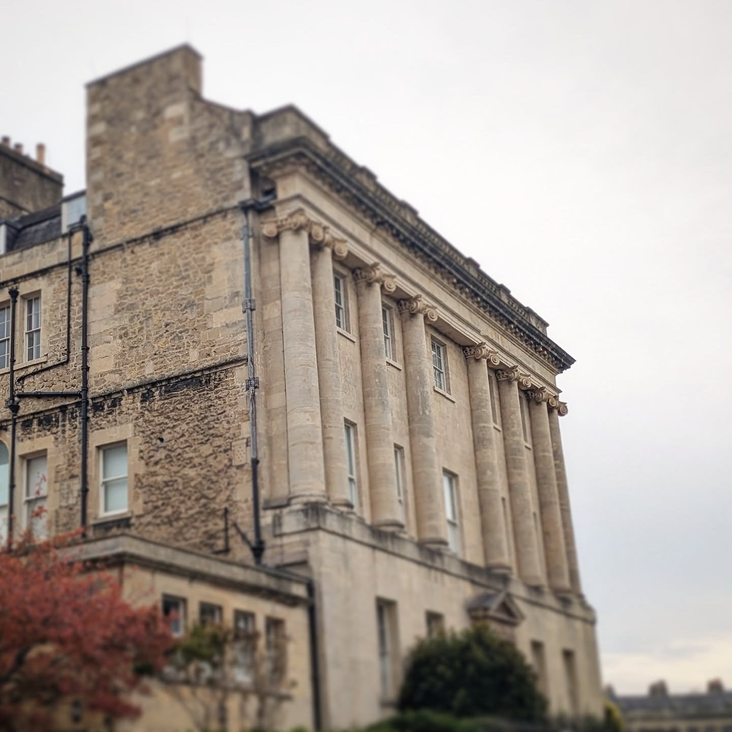 Formal ashlar dressed limestone giving way to the rubble stone walls behind. The frontages of most streets in central Bath were planned and considered as a whole, with individual buildings behind being built by individual builders. This results in a 
