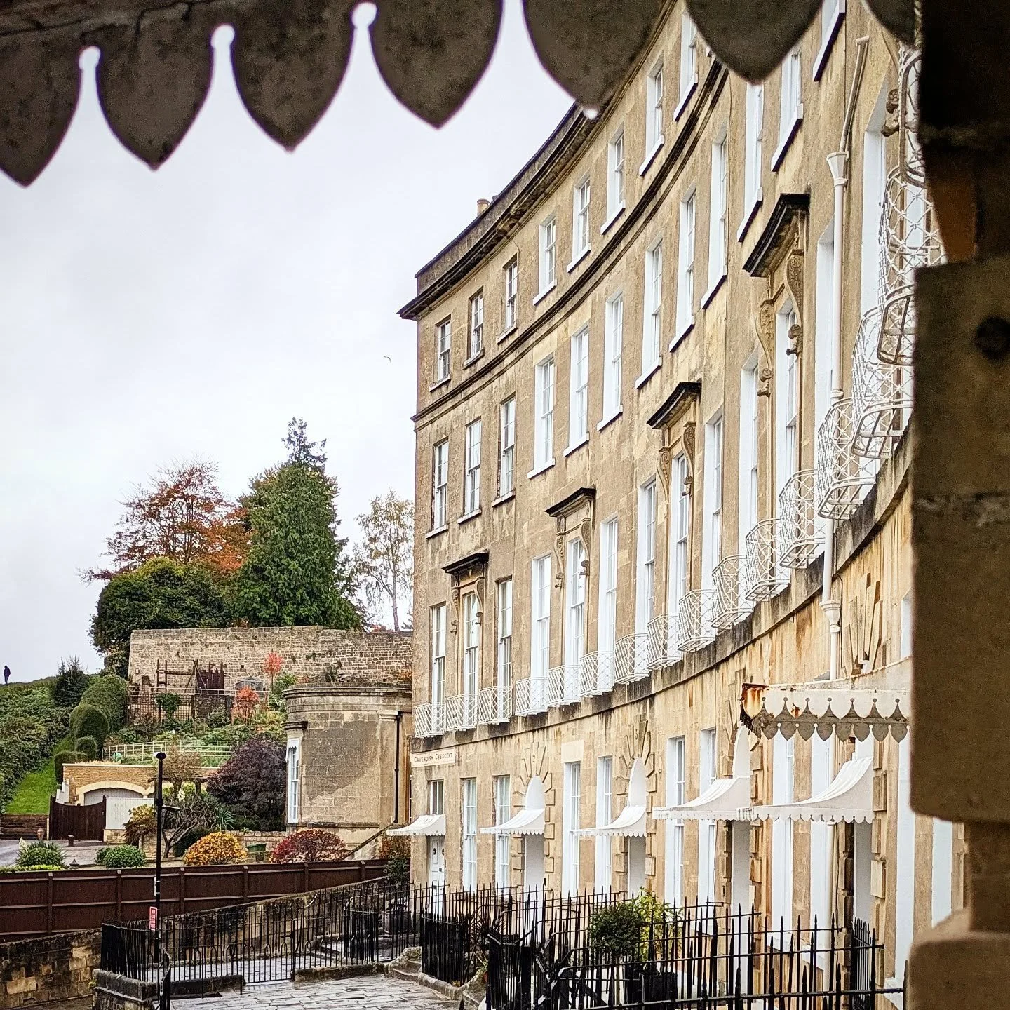 Slight curve of #cavendishcrescent with hooded entrances. Lovely details like the ornate ironwork with split spindle and aediculated and pedimented windows. #bathuk #batharchitecture #georgianarchitecture #georgianbath #georgiantownhouse #yourlocalar