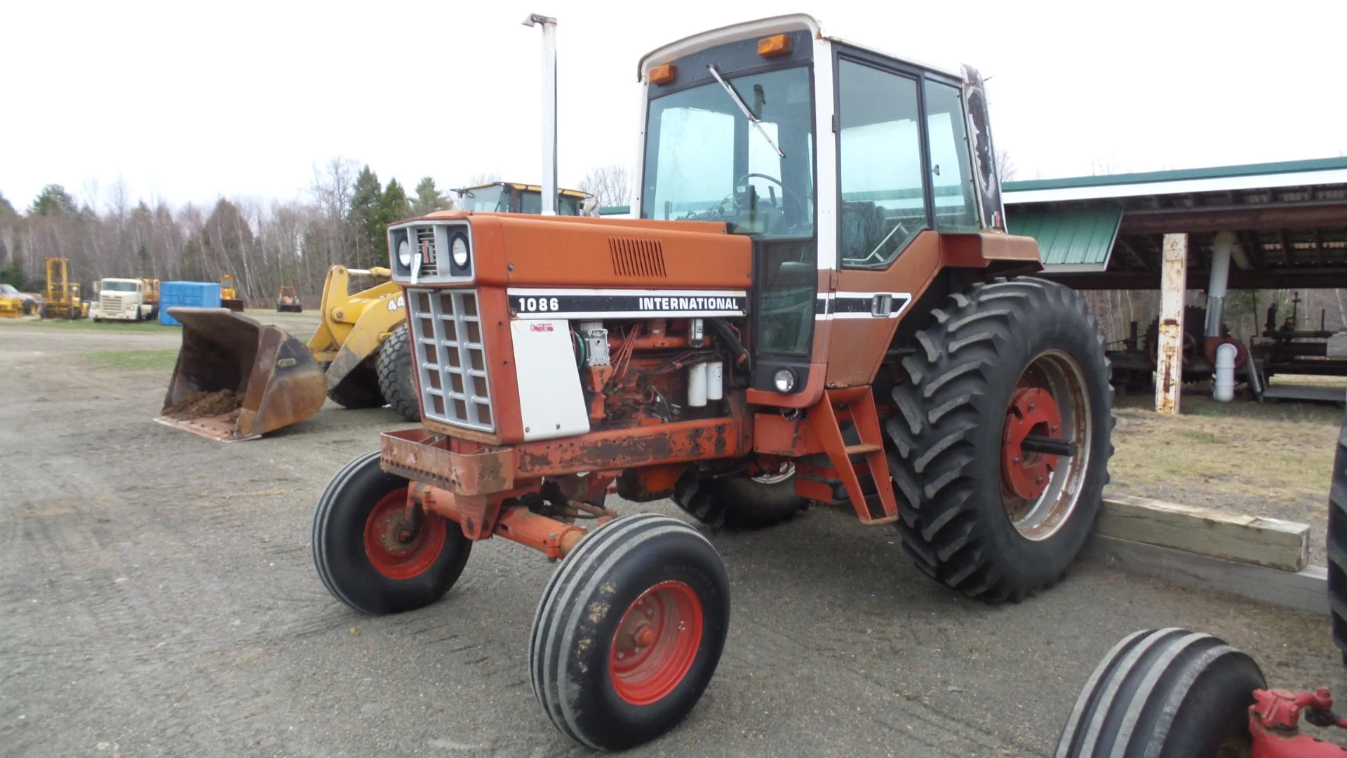 IH  1086 Tractor
