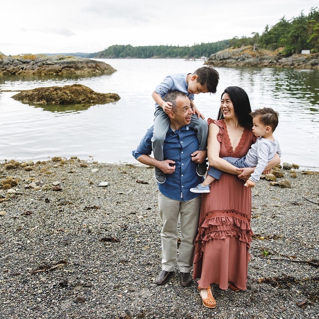 Pebble Cove Farm on Orcas Island makes a great place for a family vacation! (And for family photos 😉) 
#orcasisland , #pebblecovefarm #orcasfamilyphotographer #sanjuanislandsfamilyphotographer #sanjuanislandswa #seattlefamilyphotographer