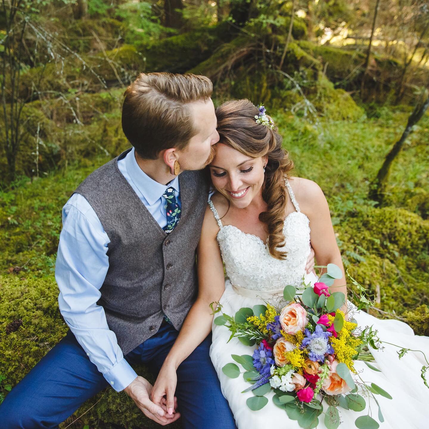 This amazing bouquet by @nestonorcas  was featured in #worldsbestweddingphotos this morning. What a treat to be able to venture into Moran State Park and find a secret mossy spot to nuzzle up in! Cindy at Nest is amazing.. She can pull off any color 