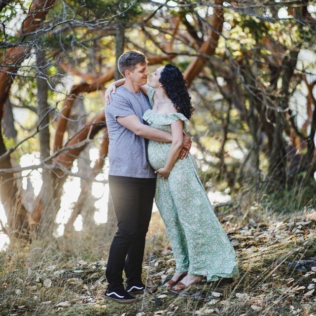 Love ❤️ This baby moon was filled with beauty and good eats! These two feasted through Eastsound and stayed at The Inn At Ship Bay. What a treat!

#orcasisland #maternityphotography #sanjuanislands #babymoon