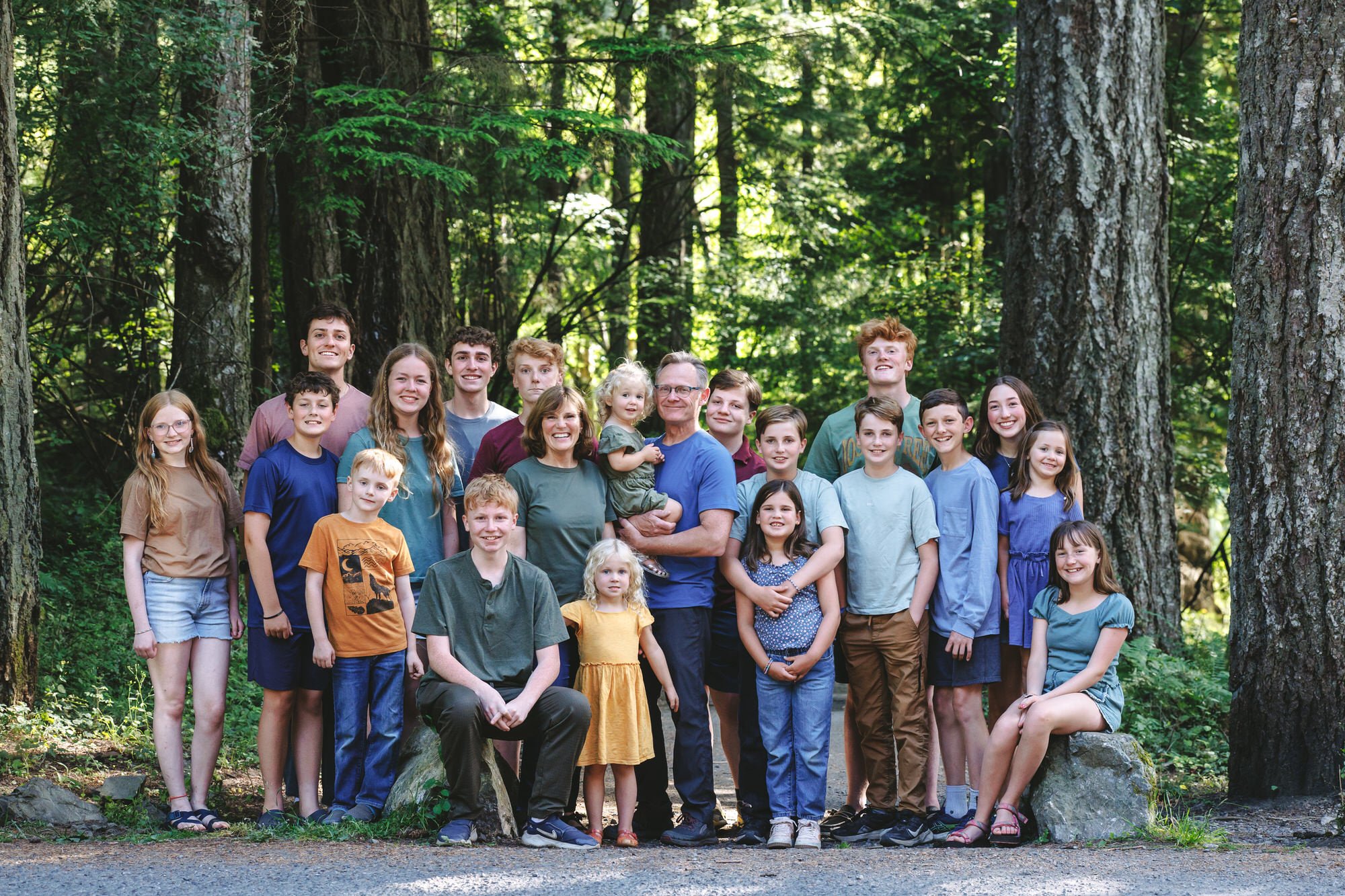 forest-path-family-photo-session.jpg