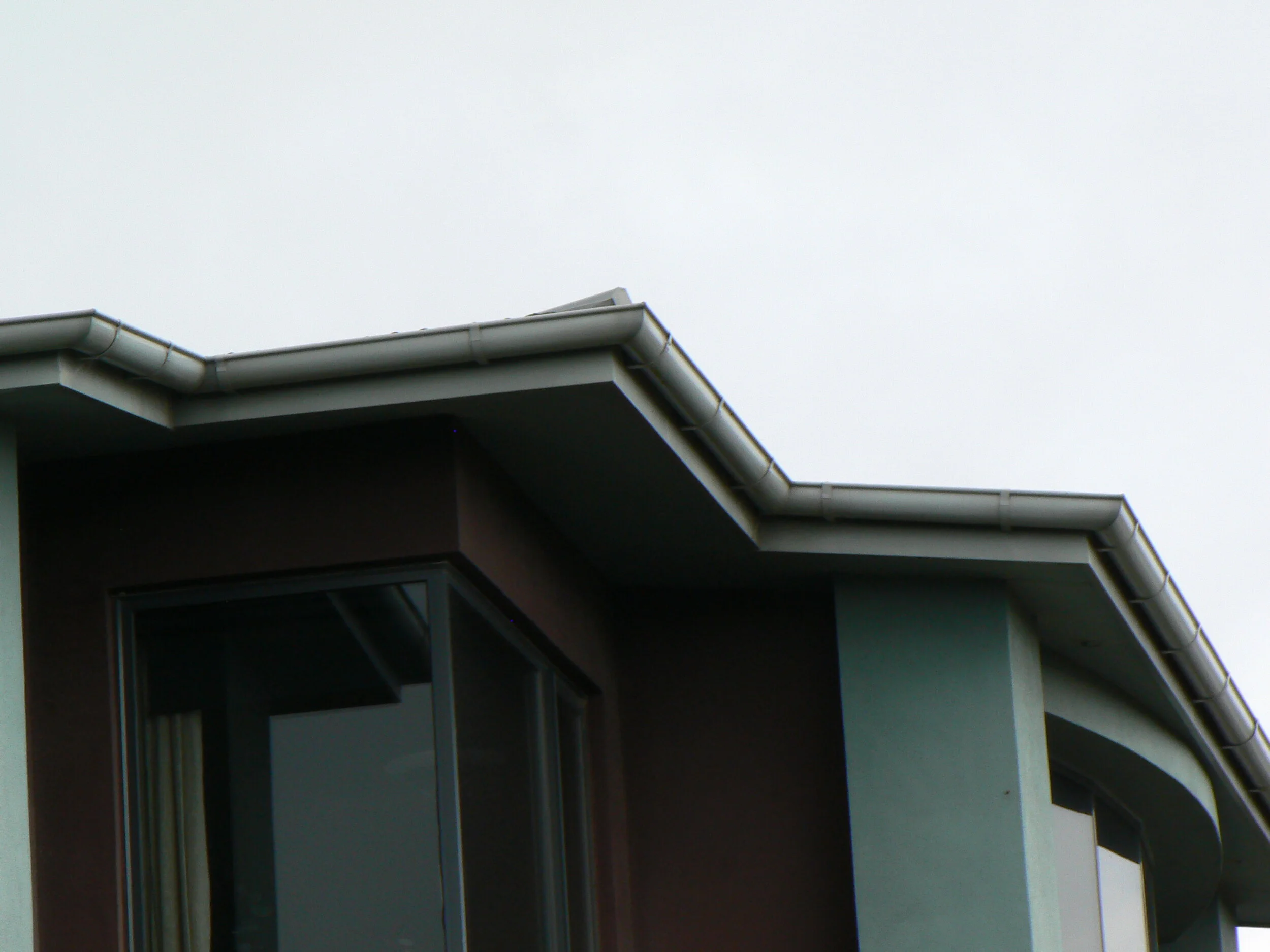 HALO 125 round powder coated aluminium residential spouting with external brackets - continuous group New Zealand 1. .JPG