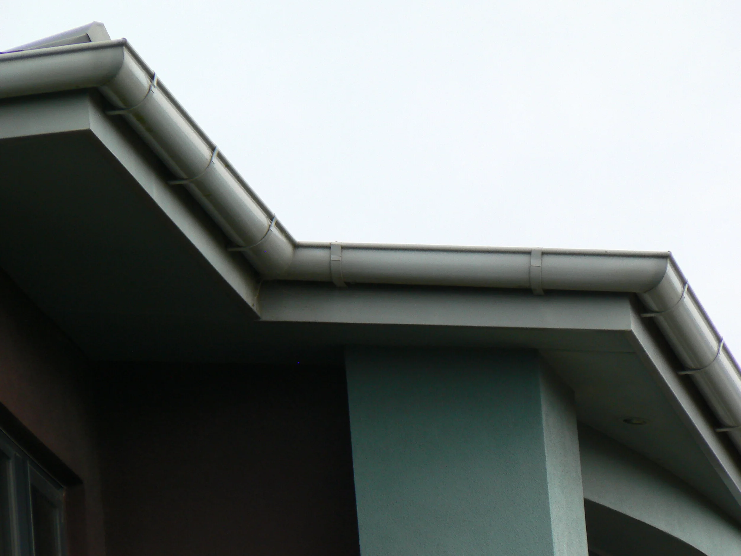 HALO 125 round powder coated aluminium residential spouting with external brackets - continuous group New Zealand 5..JPG