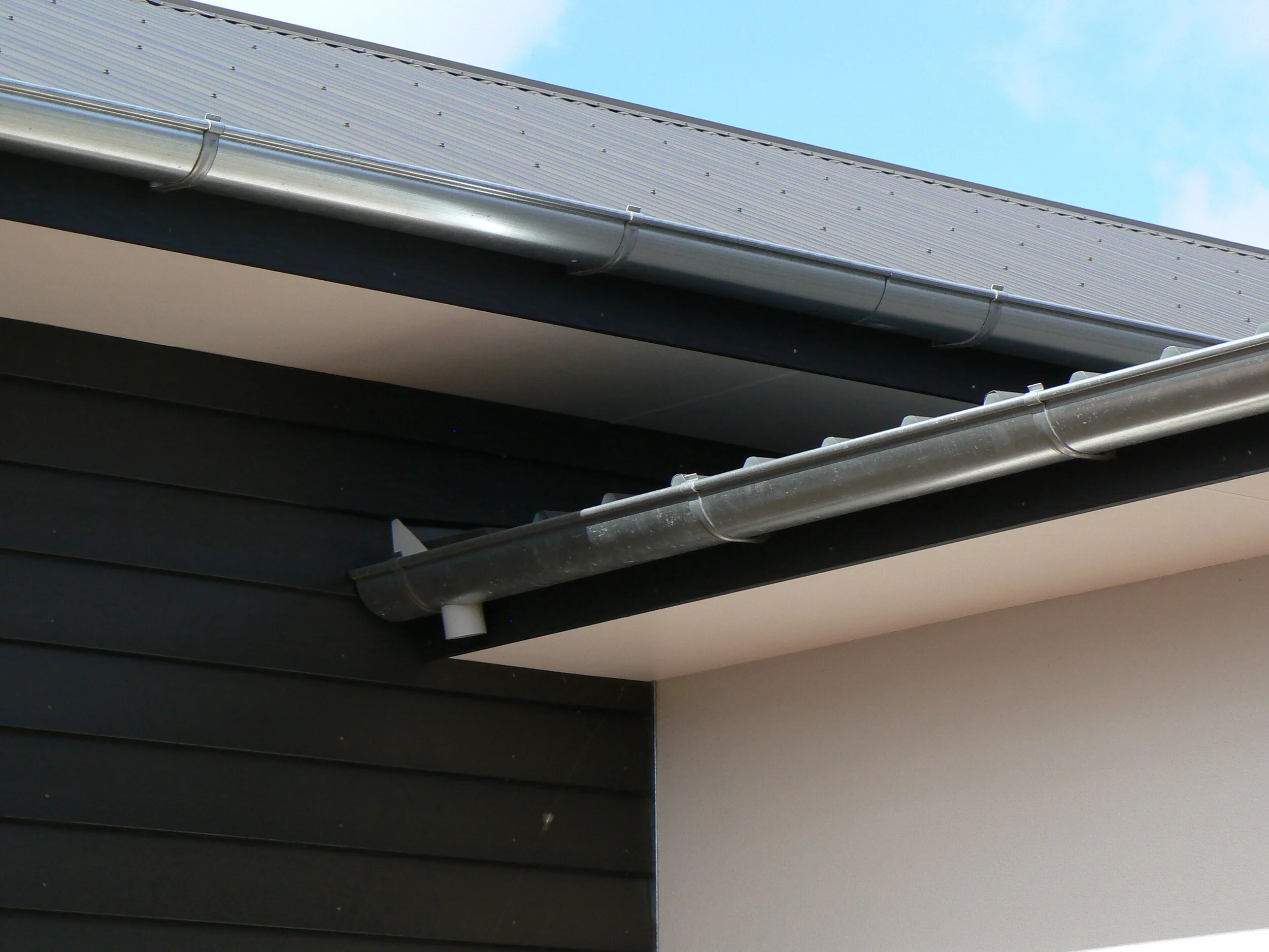 Custom HALO 150 round aluminium residential spouting with external brackets - continuous group New Zealand 5..JPG