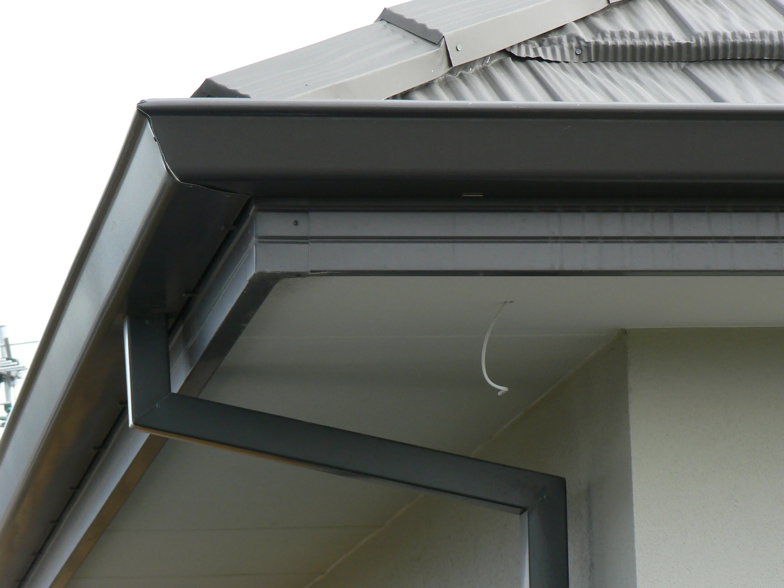 180 mm S-Line powder coated fascia - continuous group New Zealand 6..JPG