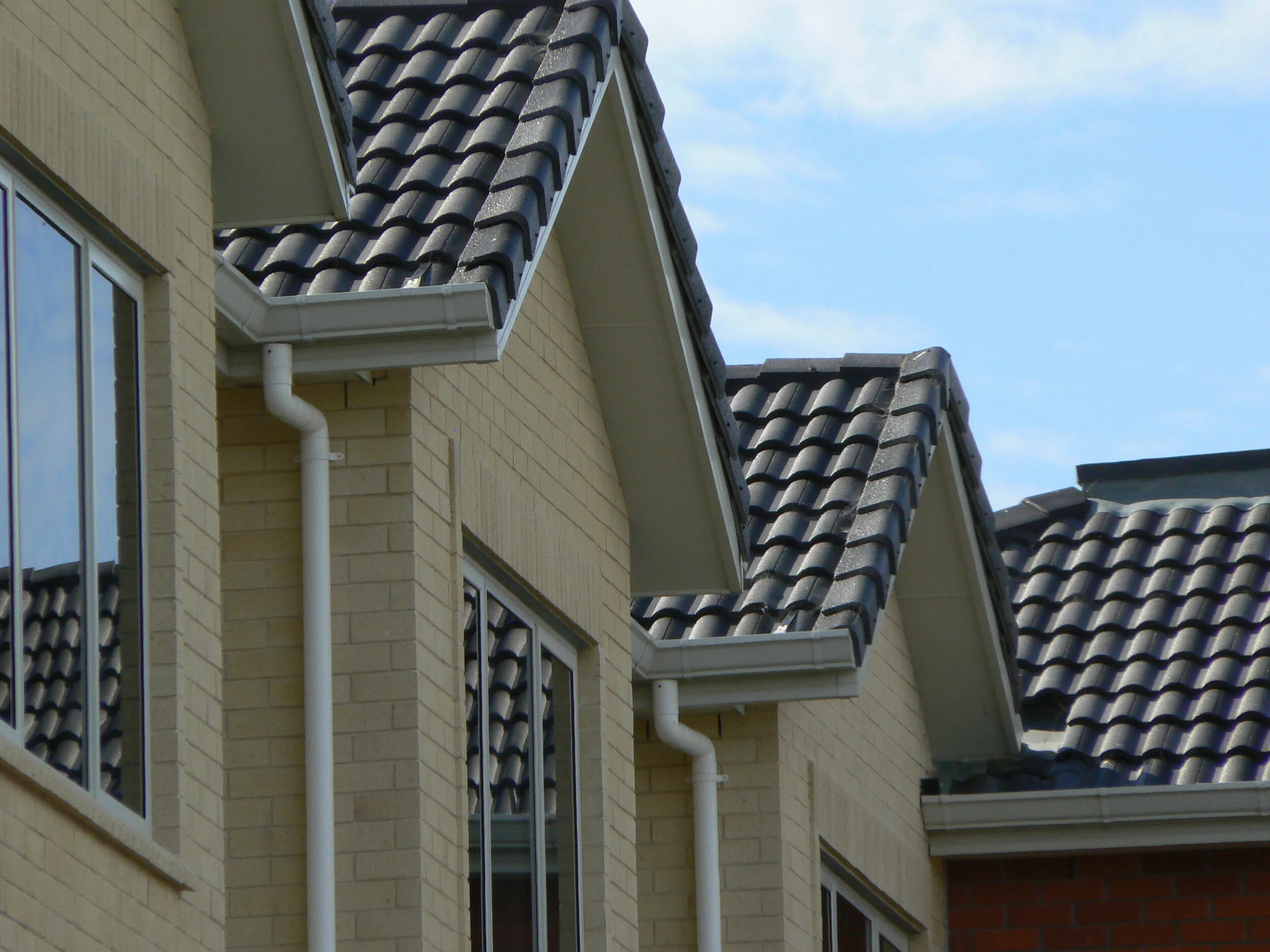 180 mm S-Line powder coated fascia - continuous group New Zealand 10..JPG