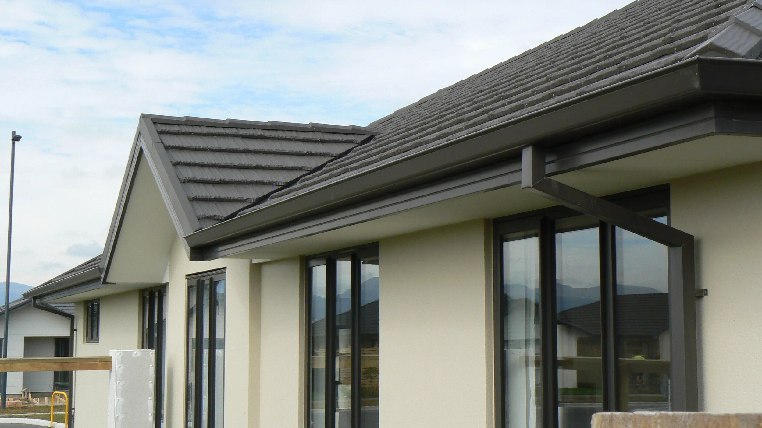 180 mm S-Line powder coated fascia - continuous group New Zealand 13..JPG