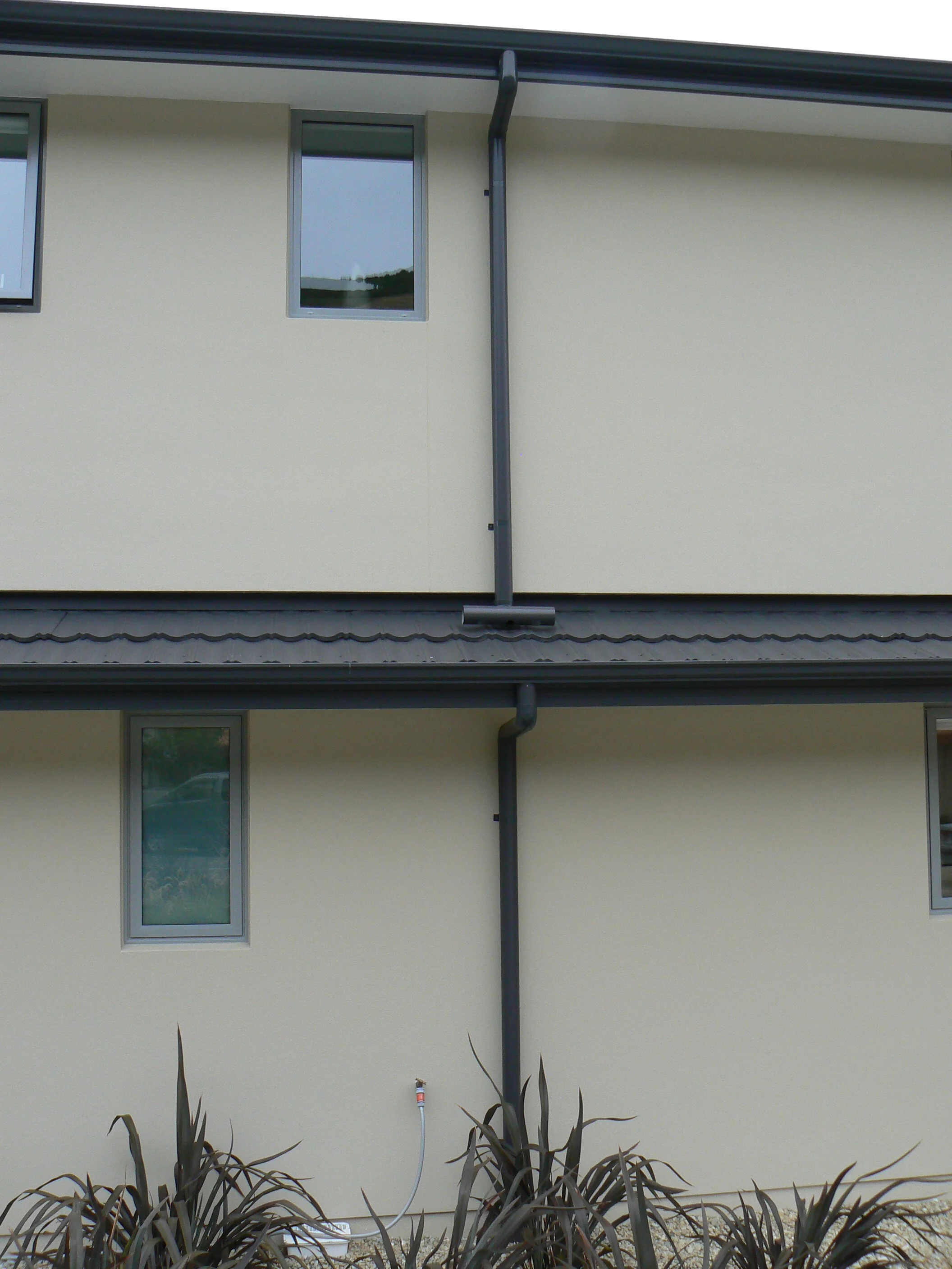 80 mm round powder coated aluminium downpipes - continuous group New Zealand 11. .JPG