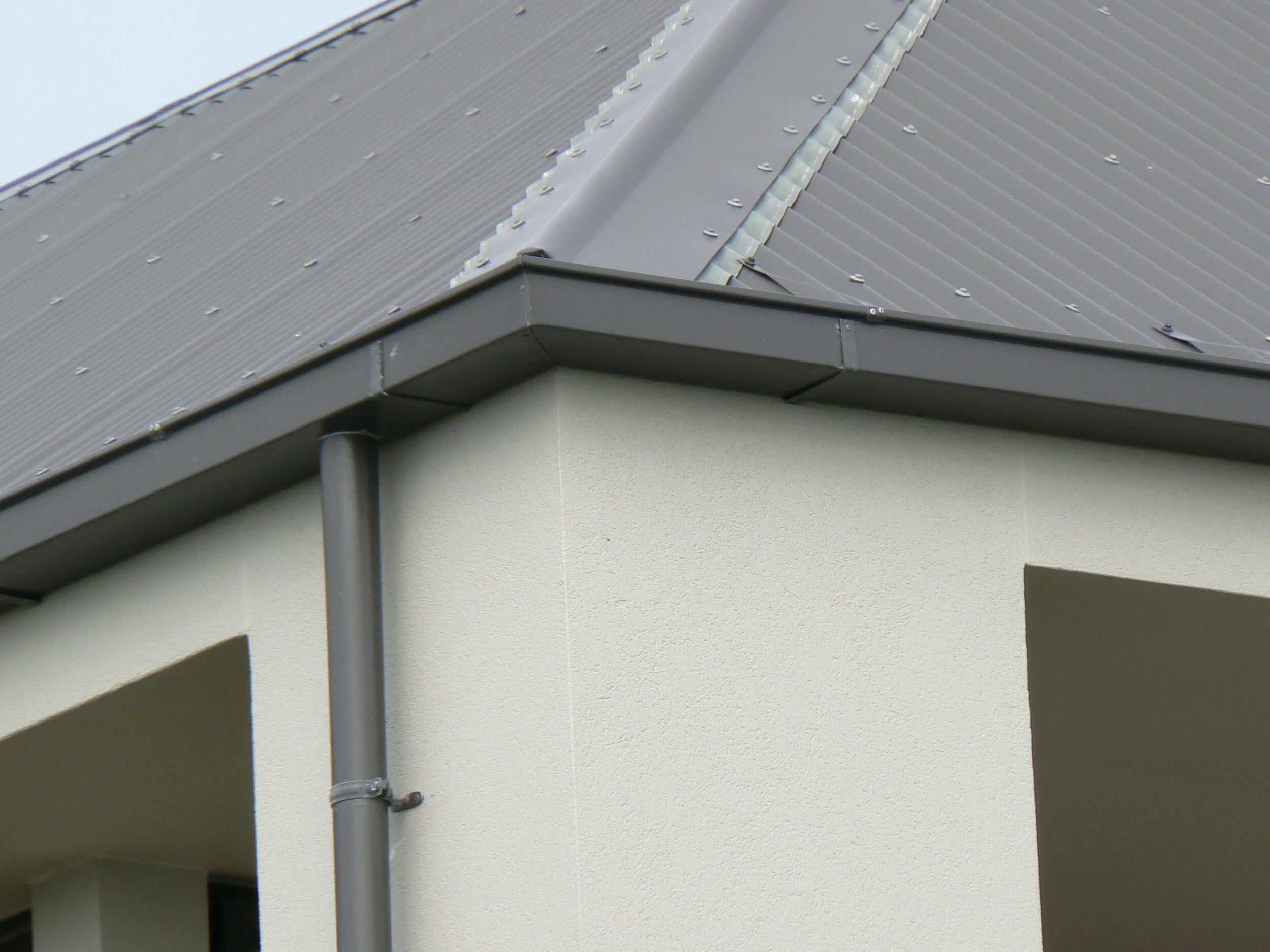 Archie 120 designer box gutter Ironsand.JPG