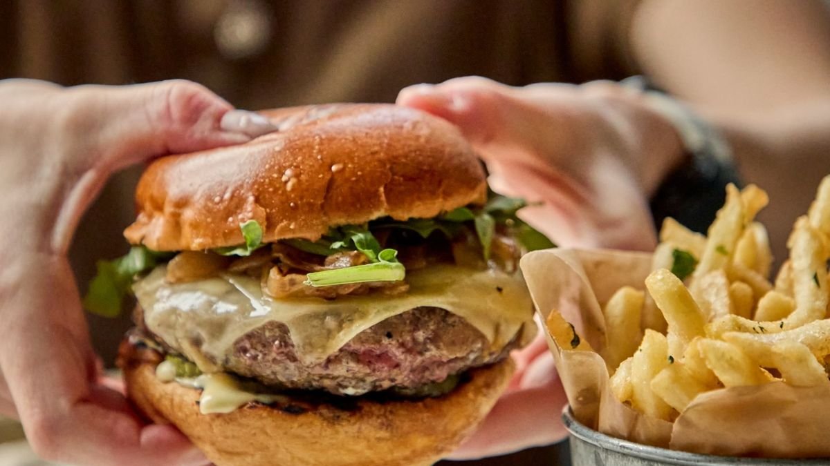le-sud-gourmet-burger-chicago.jpg