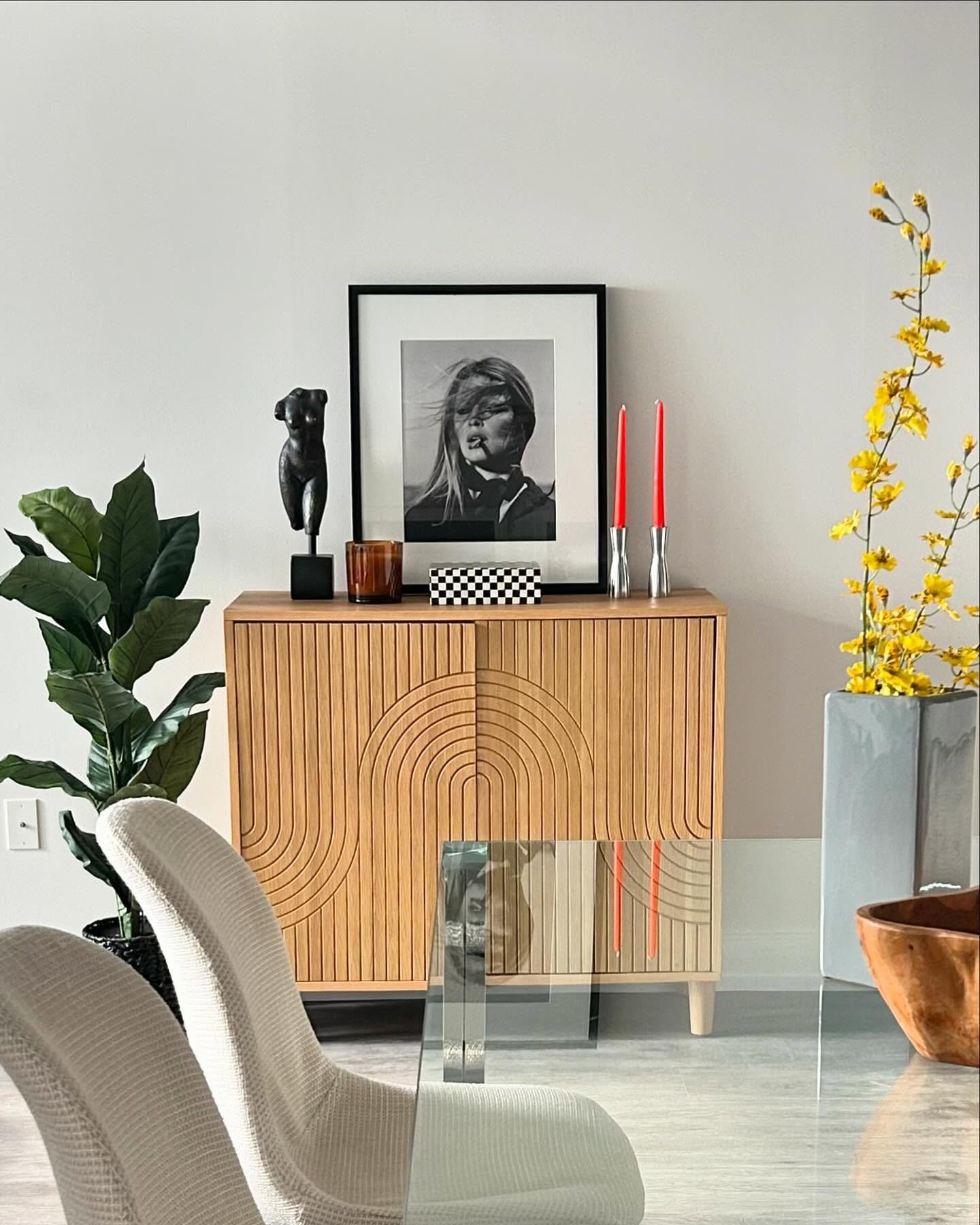 A pop of colour to excite your eyes! 💥🍋💥🍋💥

#bridgettebardot #decorstyling #livingroomdecor #popofcolor #homestaging #homestagingworks #beautifulspaces