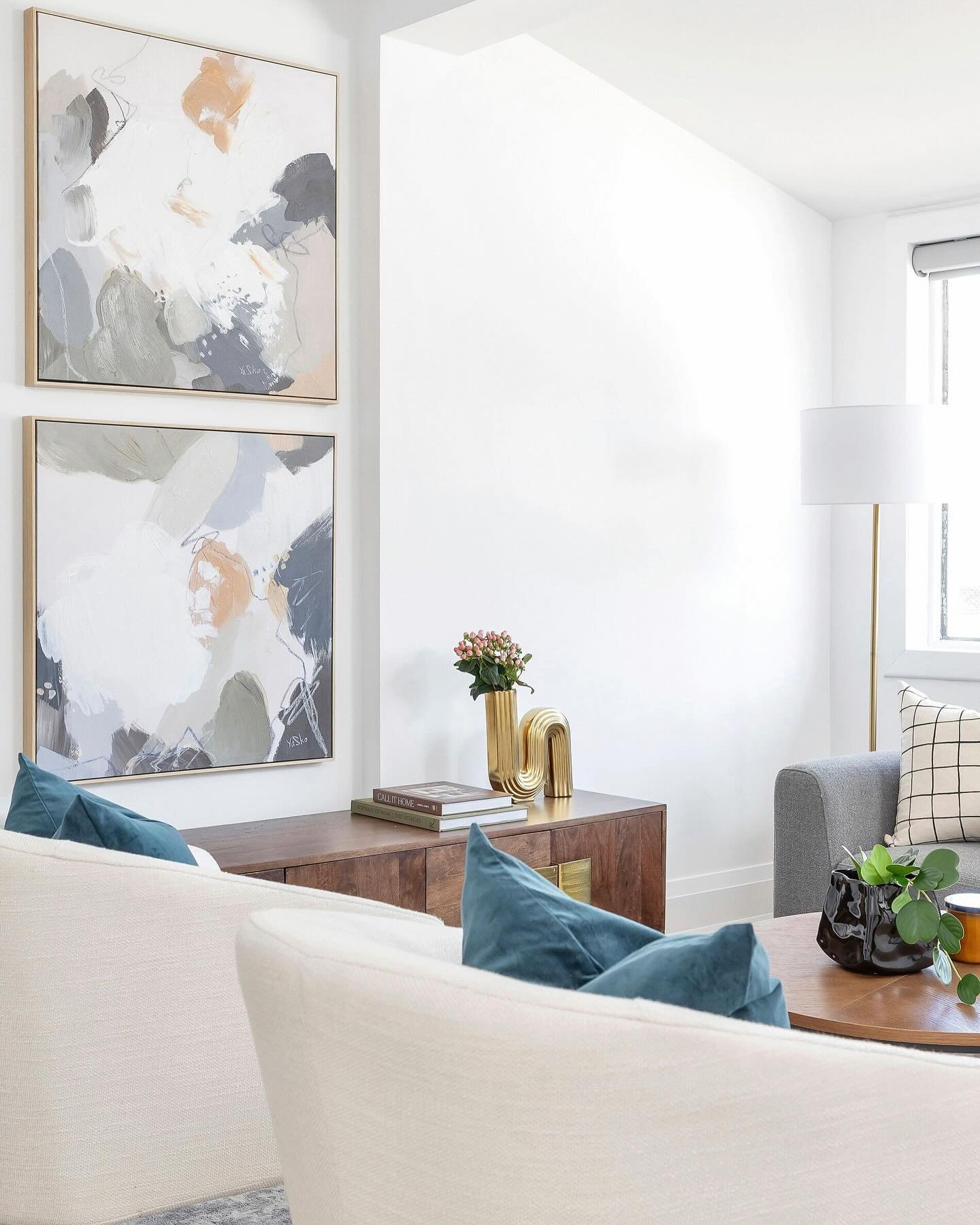 A glimpse into our Woodbine stage ✨✨✨

#livingroomdecor #livingroominspo #beautifulspaces #homestaging #homestagingtoronto #homed&eacute;cor