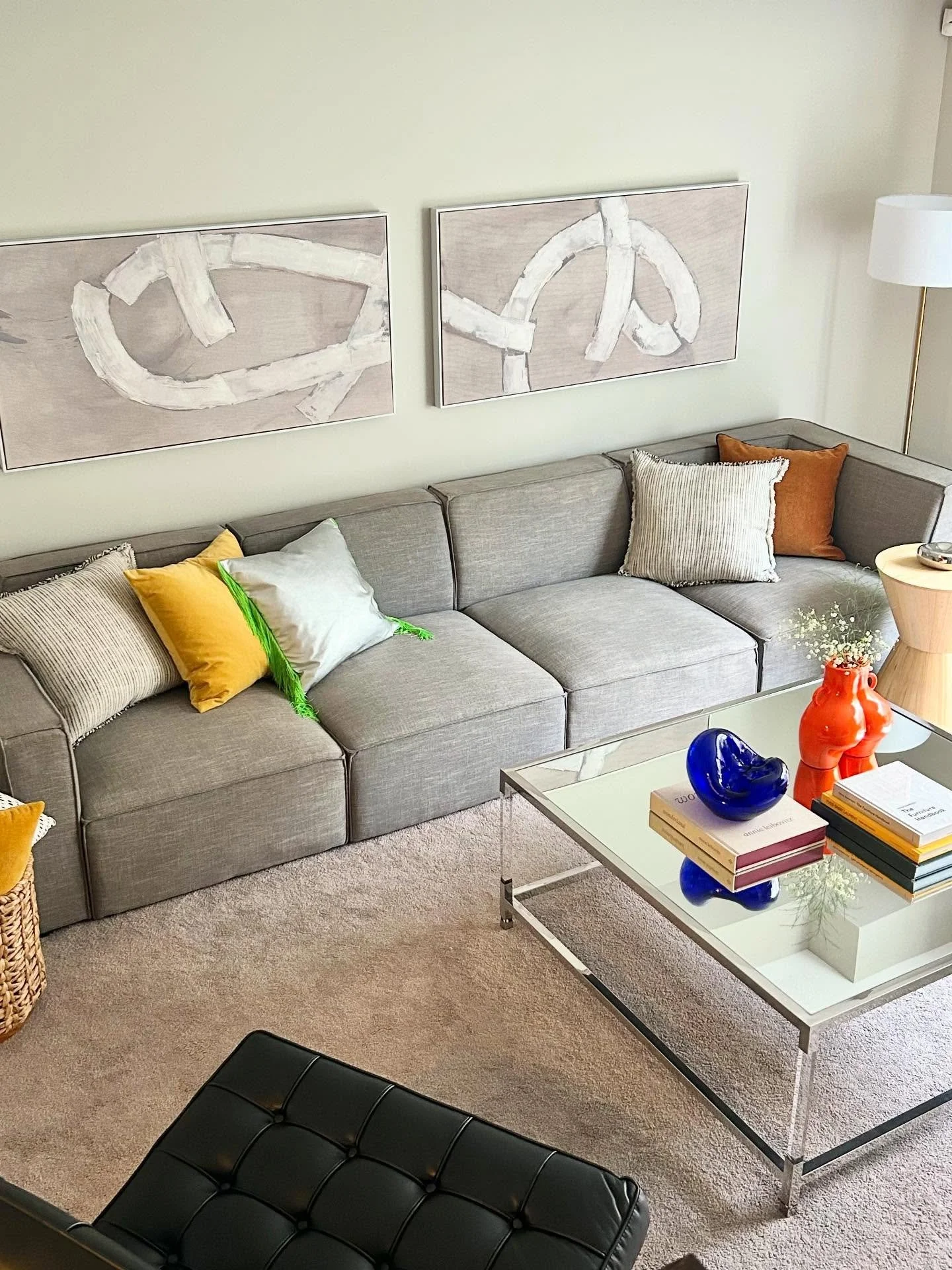 The only thing this family room is missing is some snacks a couple of cool cats! 🍿
#livingroominspo #homestaging #dopaminecolors