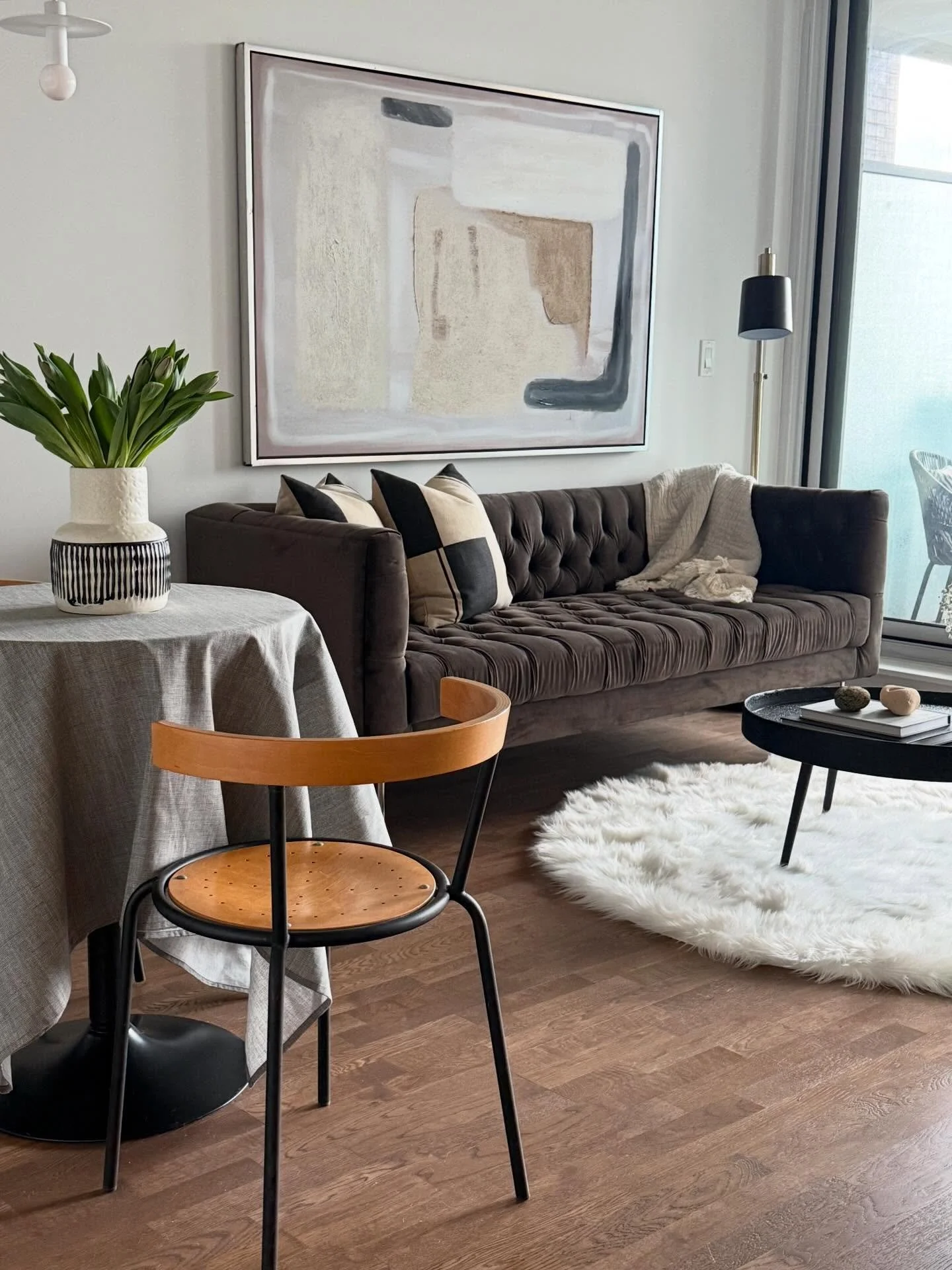 She&rsquo;s cute, she&rsquo;s cozy, she hosts. We loved styling this Queen West condo ✨