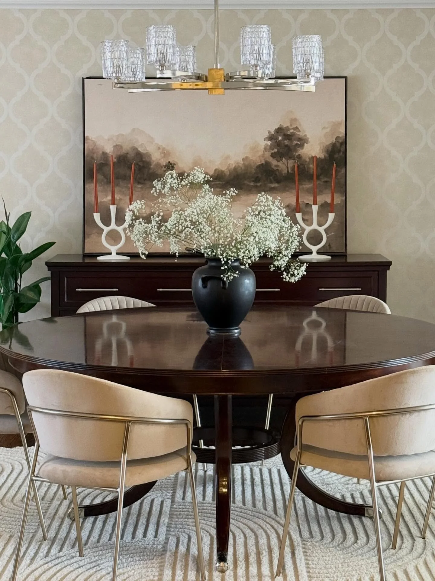 A cloud of baby&rsquo;s breath, balancing all of the clean lines✨