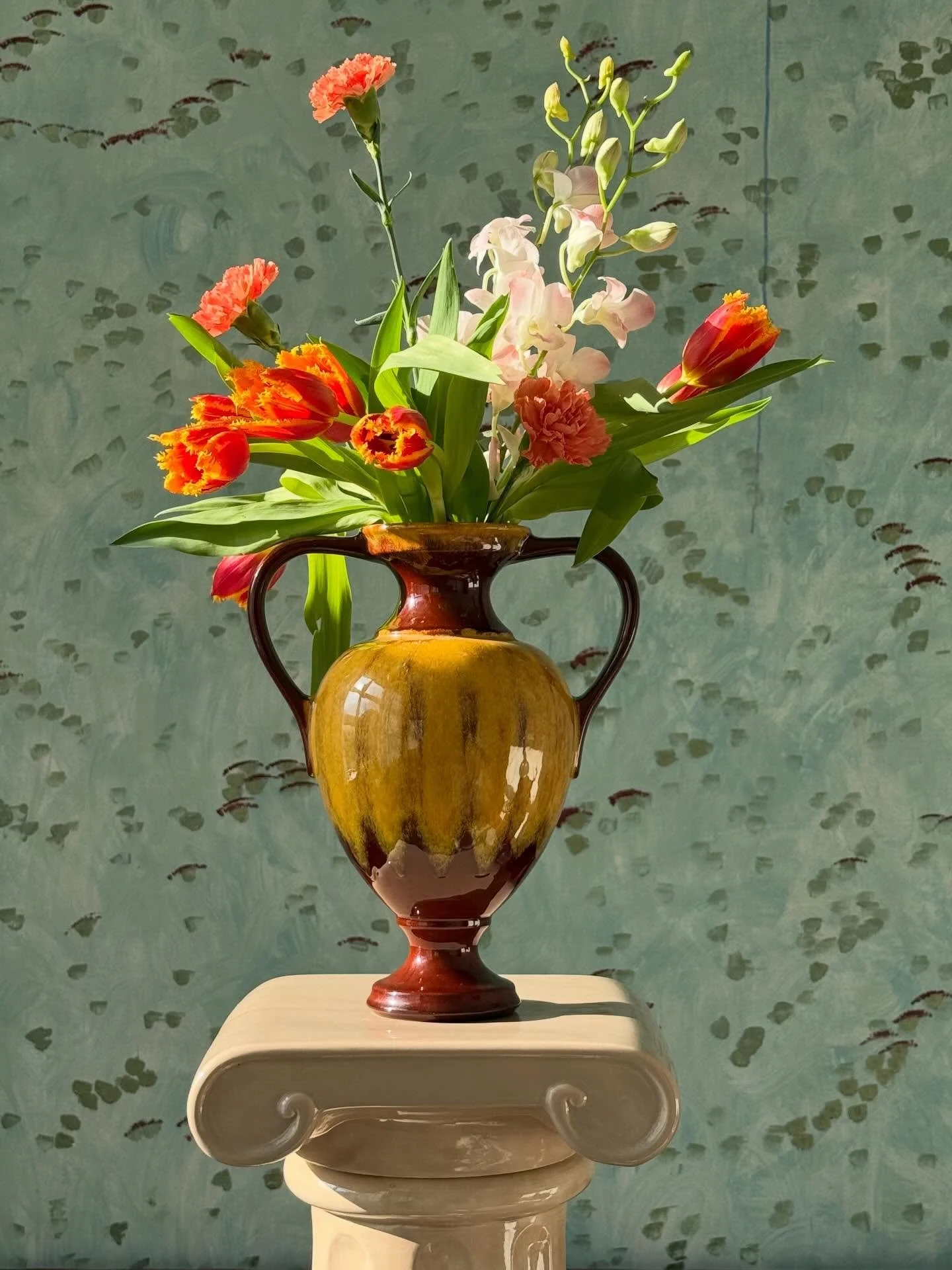 When the vase steals the show✨

#florals #thrifted #pottery