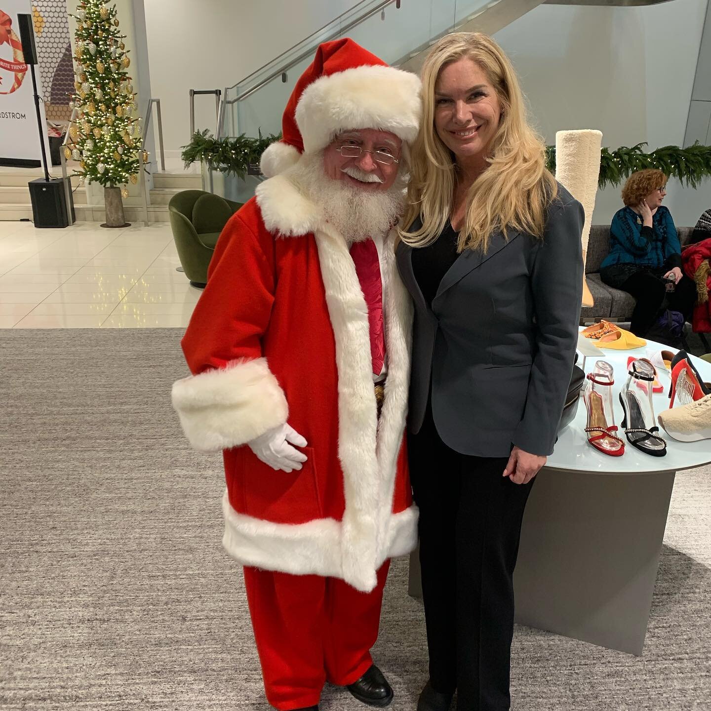 I found him! This was last year ( pre-pandemic) at the Oprah&rsquo;s Favorite Things event at @nordstrom NYC with @oprahmagazine 💜🎄

Live everyday like it is a lifetime 🙏 Be present, be grateful, be of service and find the 🥲 Joy

Let us meet each