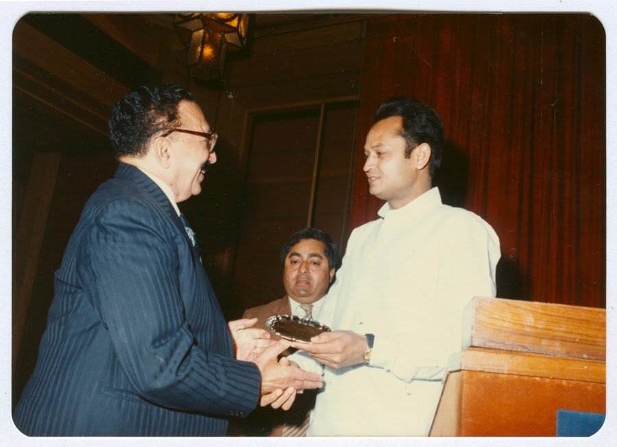 The founder of Moti Mahal restaurant, Kundan Lal Gujral, receiving an award from a union minister. Photo courtesy: Moti Mahal