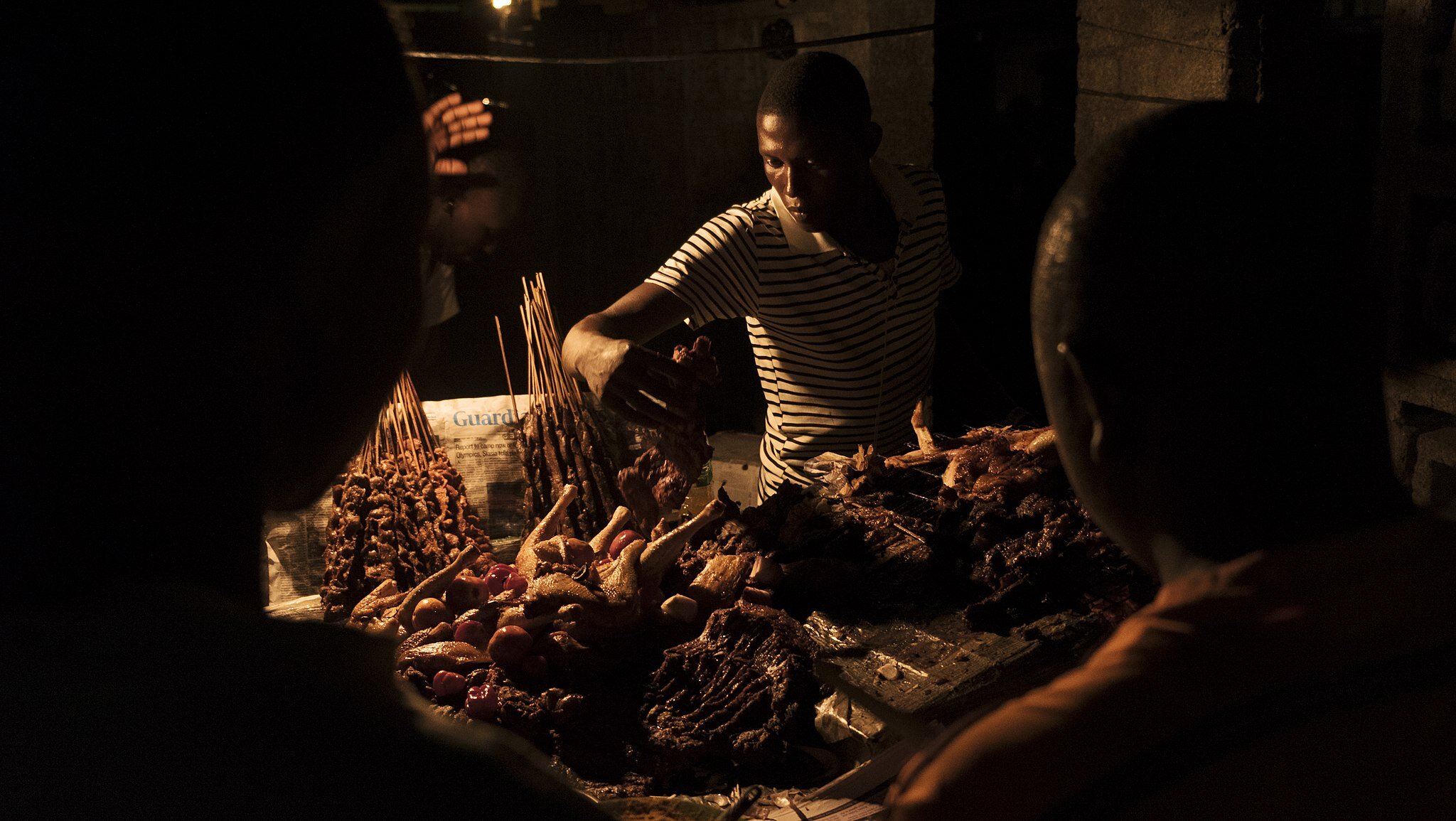 目前，苏雅烤肉串是拉各斯夜生活的必需品。几乎在城市街道上的每个转弯处或交叉路口，都有一个“肉”。照片由Chika Okoli, CC by - sa 4.0，维基共享。