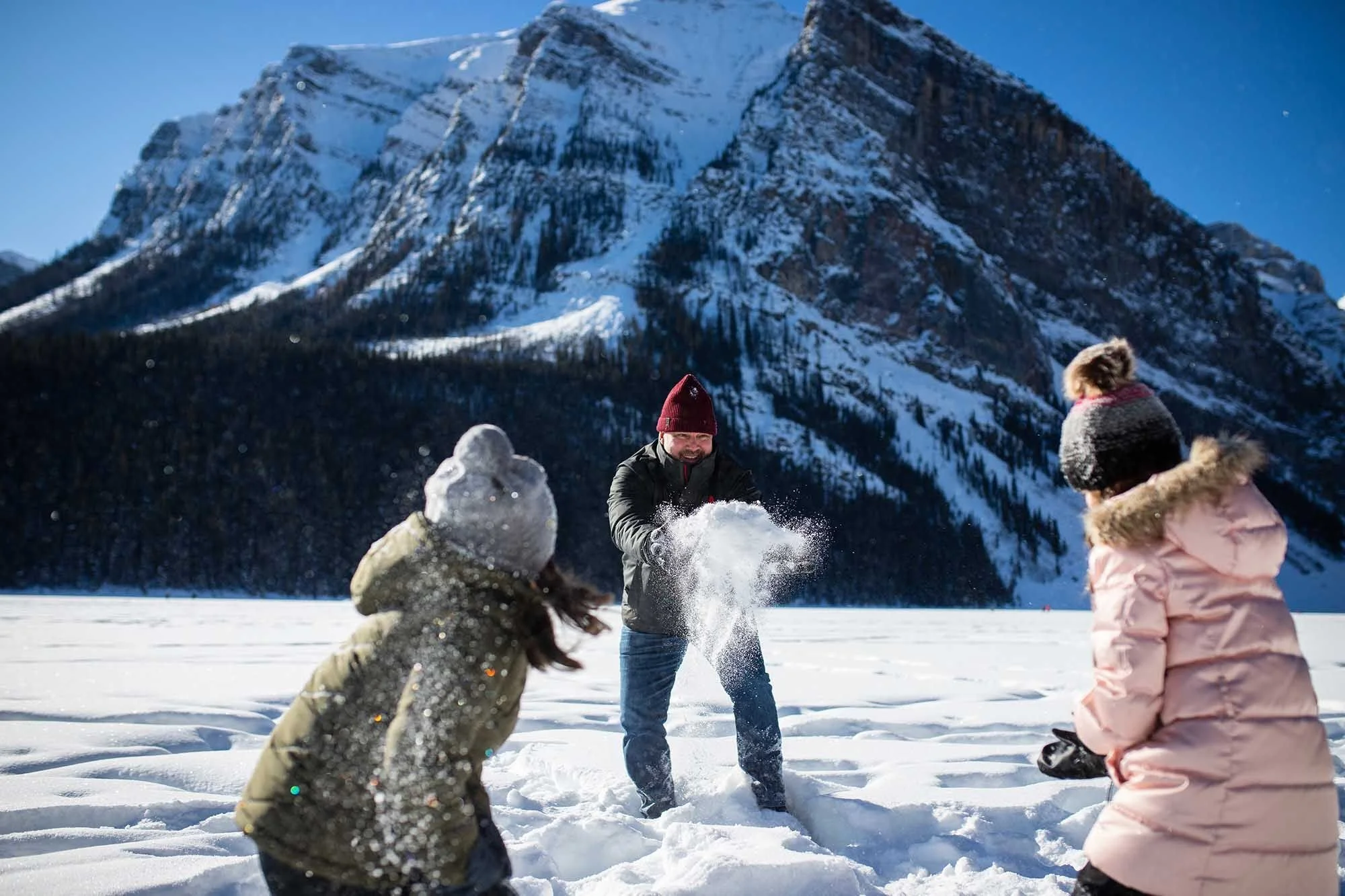 winter_family_lakelouise_hiking_devaaningraham_horizontal_008_web.jpg
