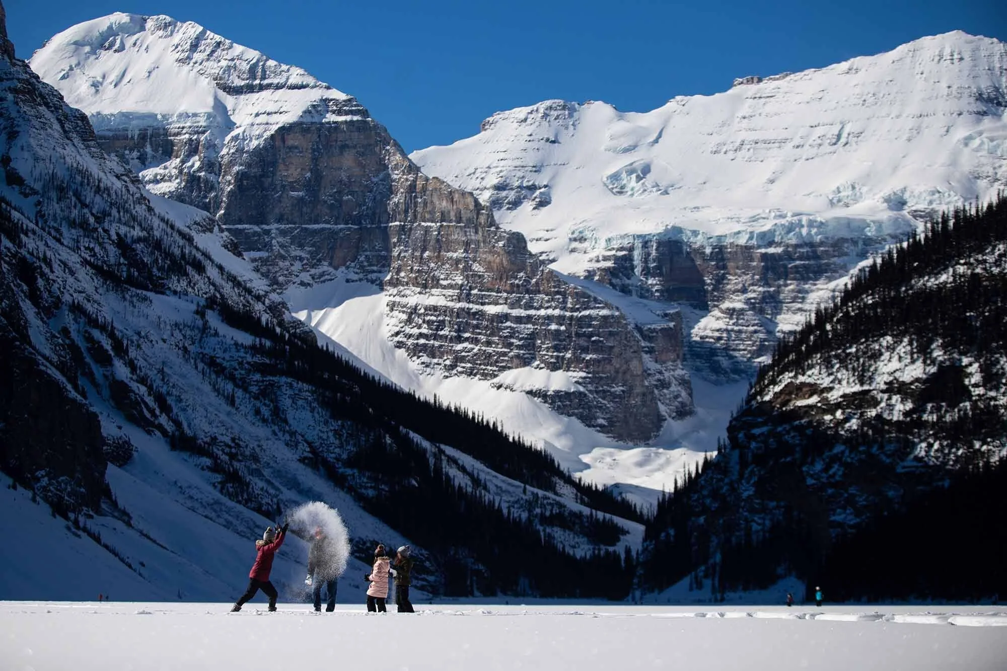 winter_family_lakelouise_hiking_devaaningraham_horizontal_009_web.jpg