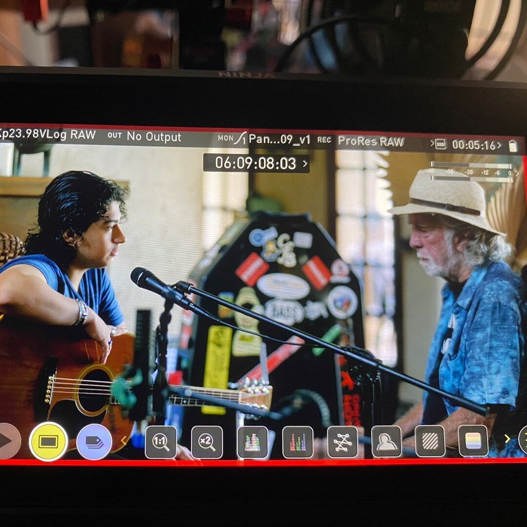 For about 50 years people have been asking, &quot;will the circle be unbroken?&quot; Here is evidence that it remains intact. 
@johnmceuenofficial 
and Les Thompson sharing with @billy_herron_music and @jaydee.sjf in Panama.