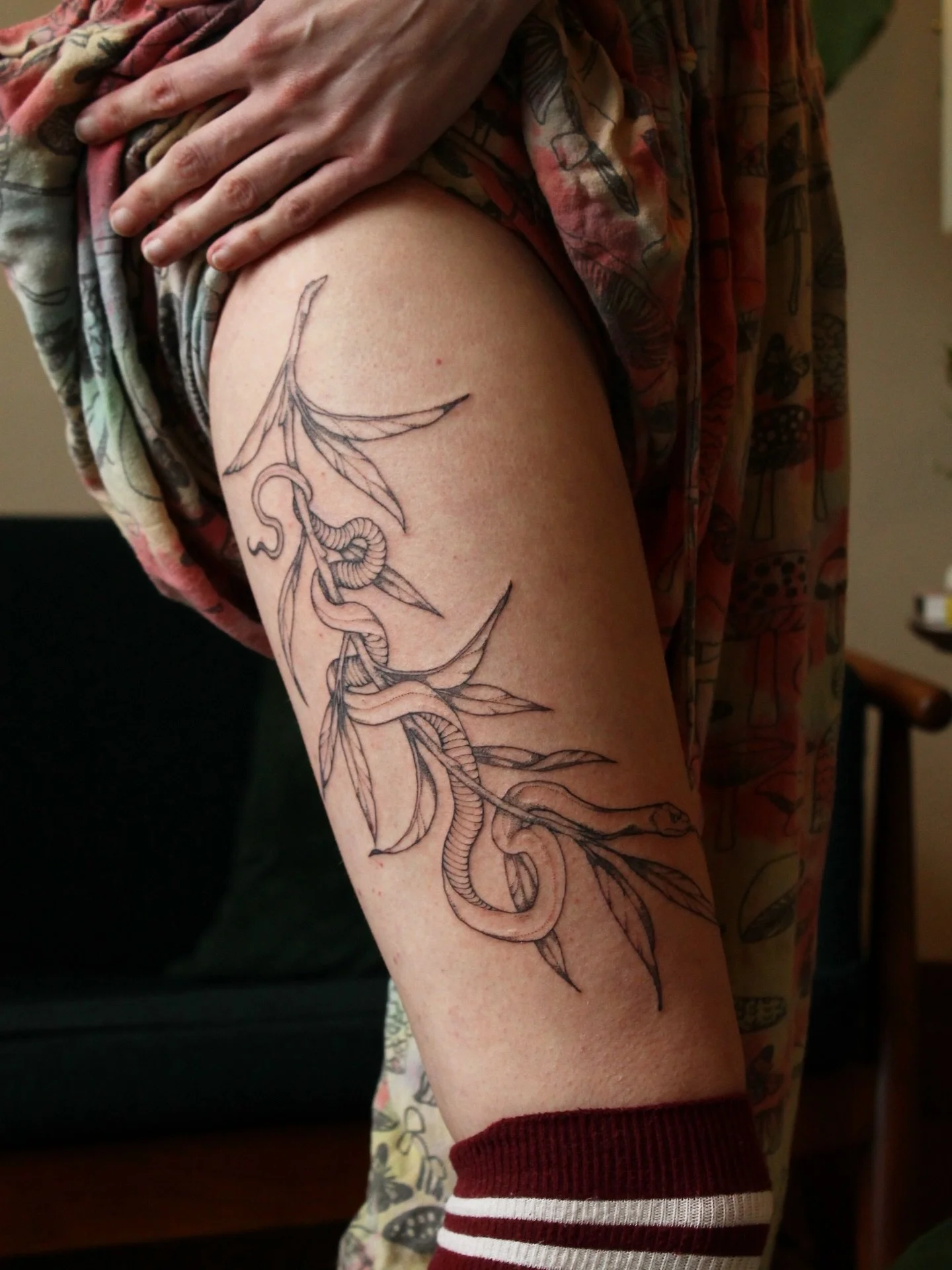 snake on a willow branch for wonderful Madeline @book_doctor8 thanks for coming back after all these years! Freehand we but of course I botched the video of the stencil hehe 

#freehandtattoo #botanicaltattoo #finelinetattoo #dotworktattoo #lineworkt