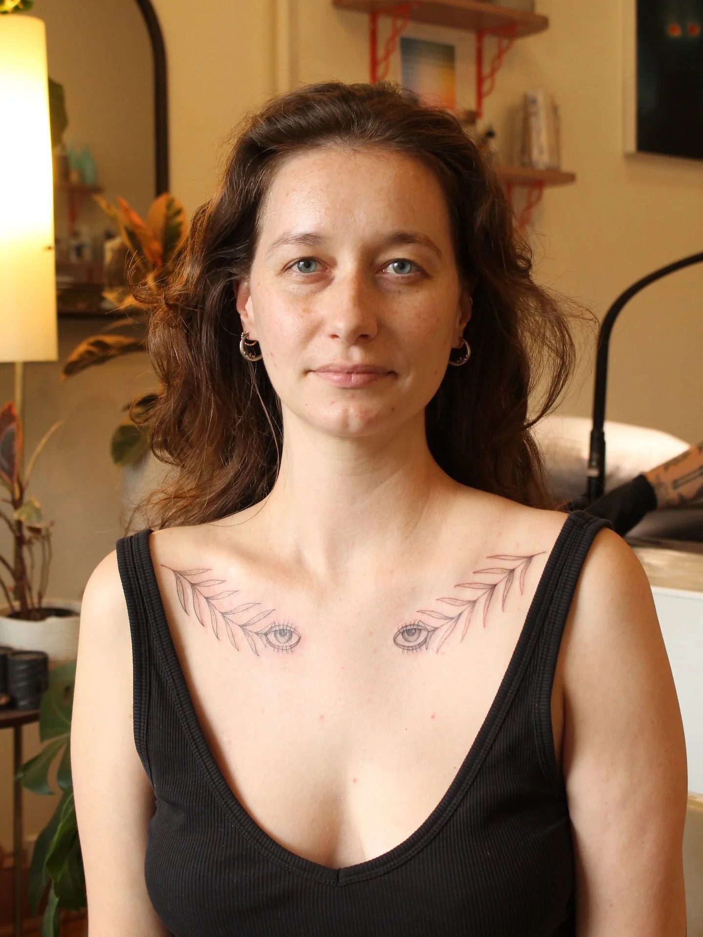 Cool eye ball plant tat! made from the dreams of coral strange 👁️🌸👁️ thanks for coming all the way out to Kingston :) (and hi lucy hehe)