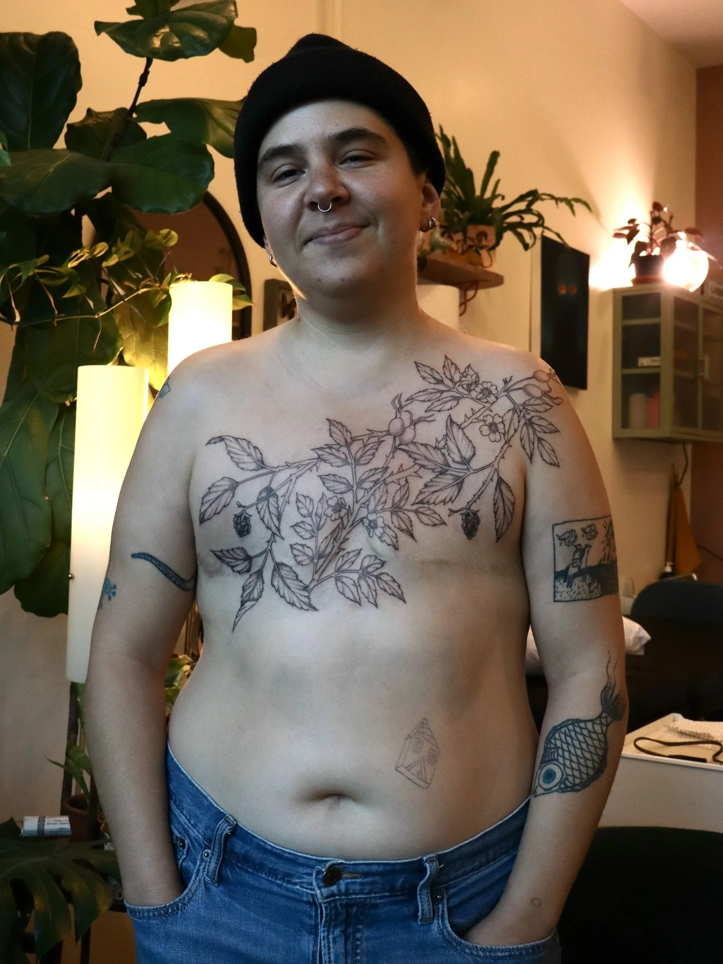 How cool! celebratory top surgery chest tat ~ free handed blackberry and rose branches. from a distance the berries read as nipples 😍 loved working on this project and hanging out @roroadler Thank you for journeying all the way from phillyyyyy

#too