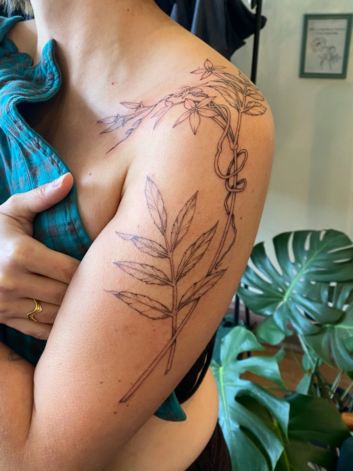 Blooming freehand jasmine for @yaztea :) thanks so much for the trust and for being a pal!! First slides fresh, swipe to see it six weeks healed 🌸